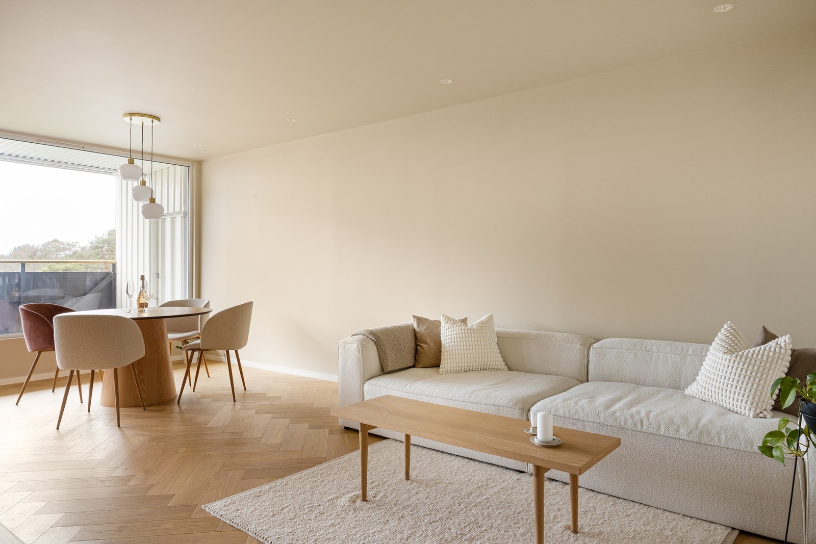 Stuen har elegant fiskebensparkett som gir rommet et eksklusivt preg. De store vindusflatene slipper inn rikelig med naturlig sollys som gir en lys og luftig atmosfære Galleribilde