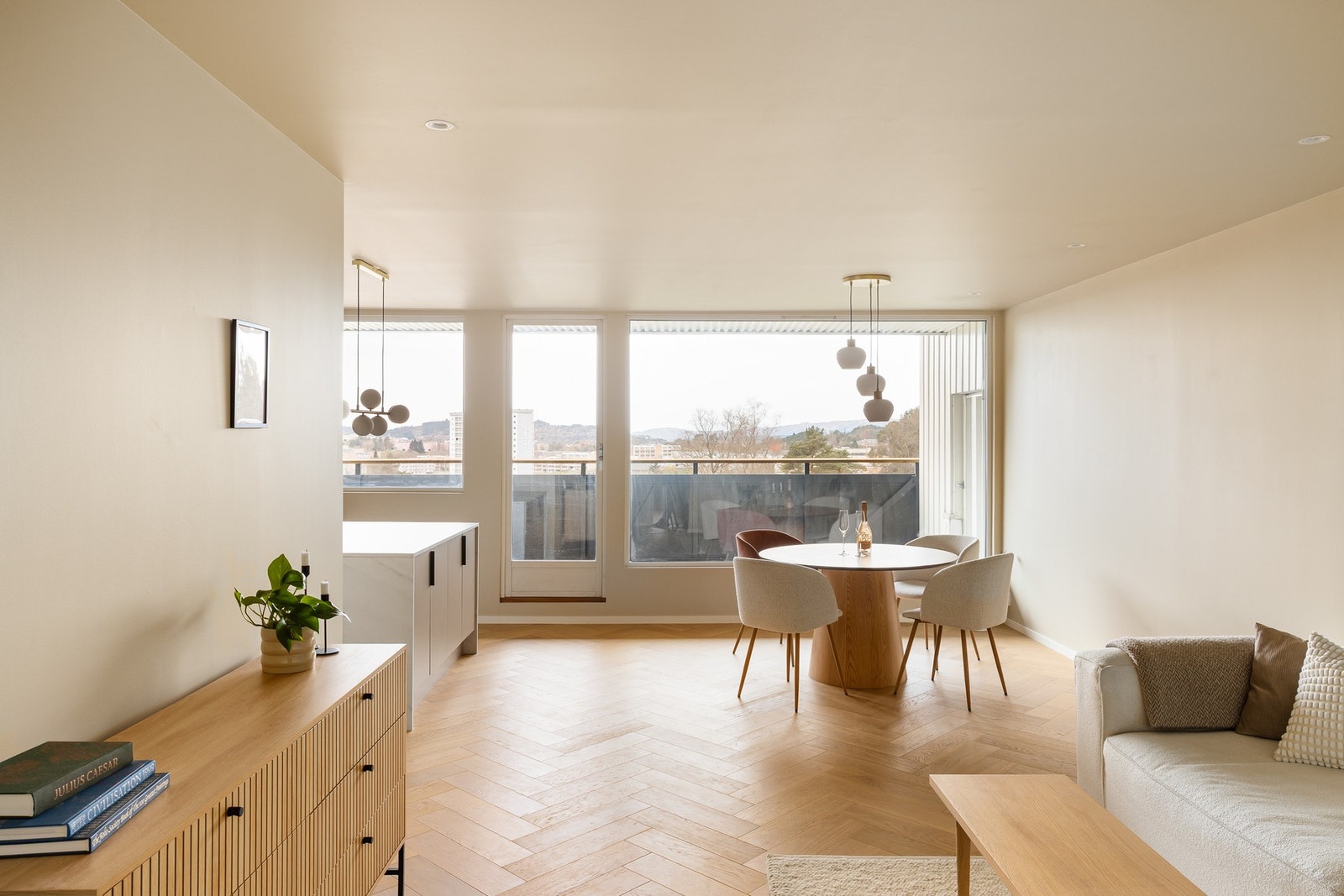 Dette er en lekker og velgjennomført stue, malt i et moderne fargevalg Galleribilde