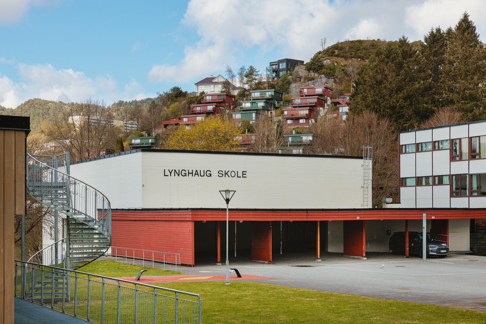 Lynghaug skole bare 9 min gange fra boligen Galleribilde