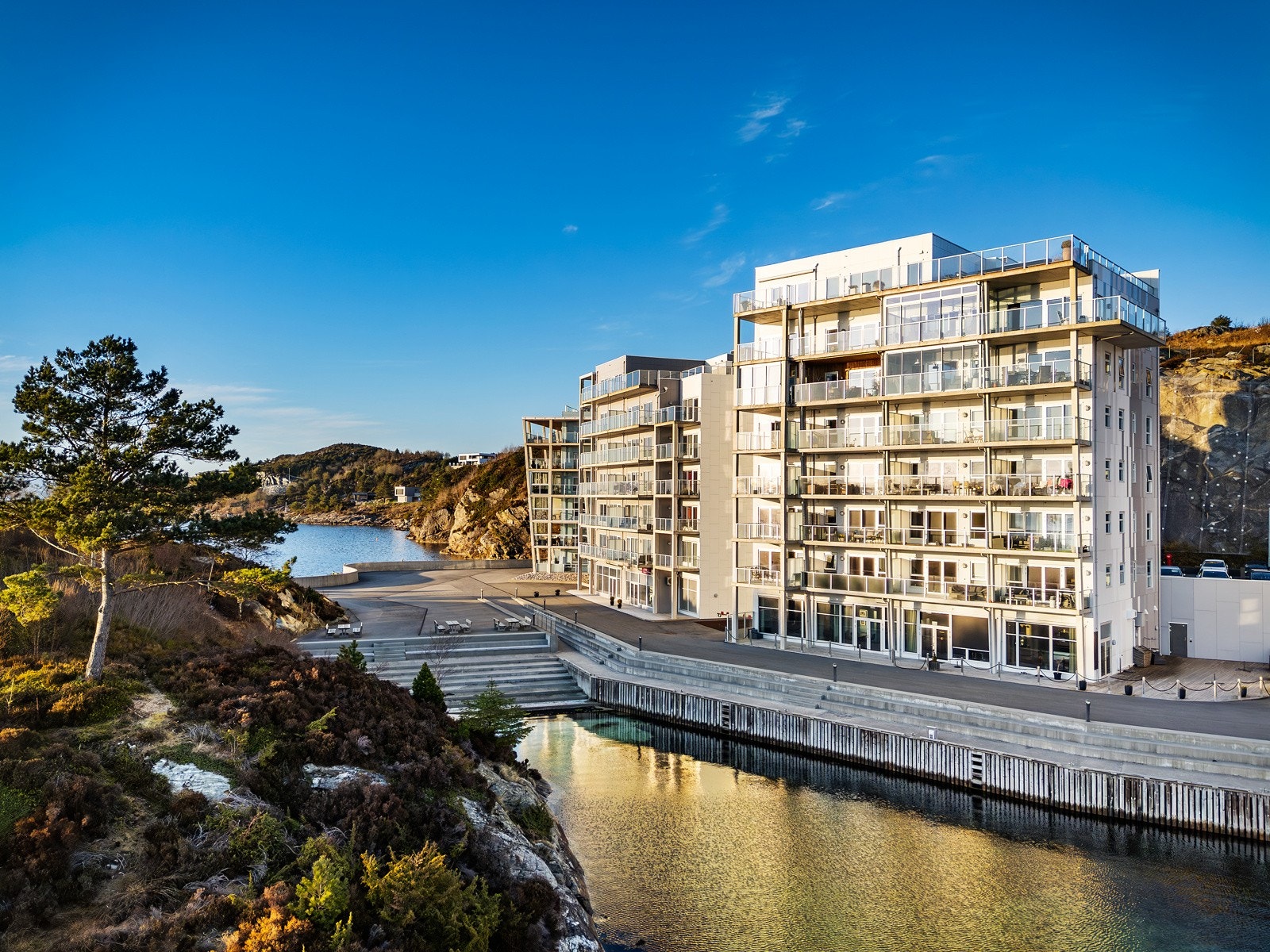 Sameiet har en fantastisk beliggenhet med praktfull utsikt. Ved sameiet er det strand, brygge, badedam og sauna! Galleribilde