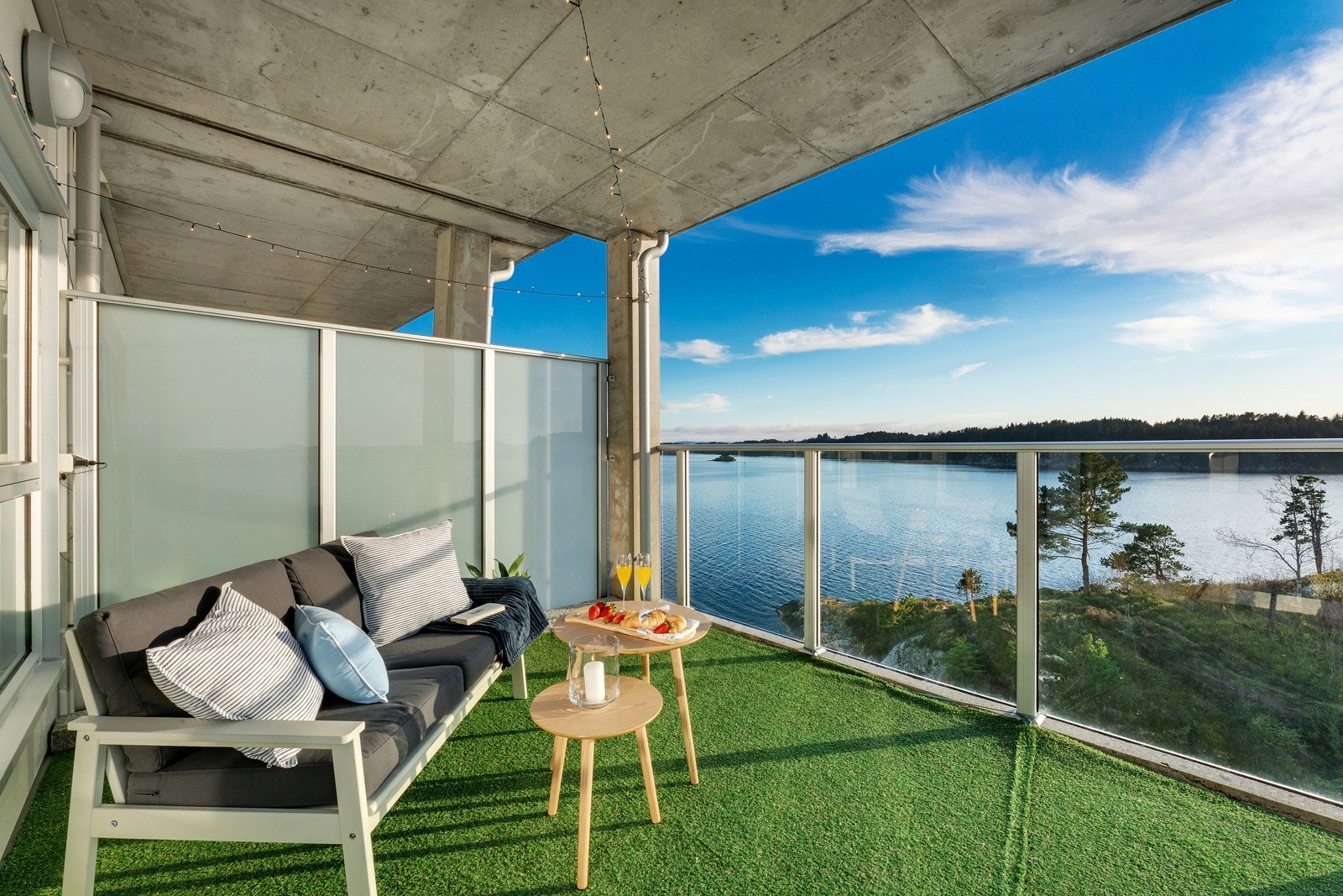 Verandaen måler 13 kvm og har godt med plass til å møblere med hyggelige hagemøbler på verandaen. Galleribilde