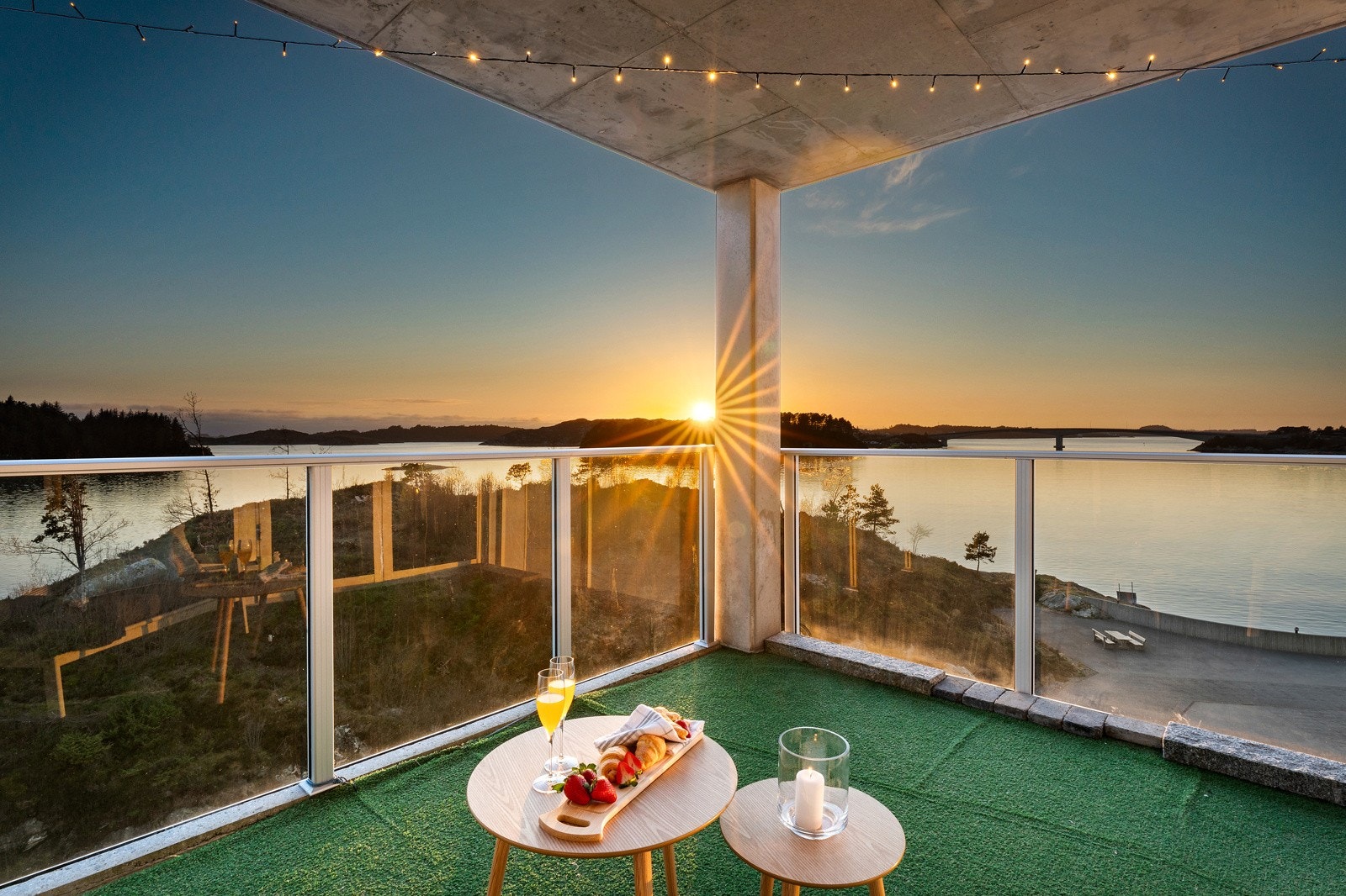 Her nyter man solfylle dager og fantastiske solnedganger med sol fra ca. kl. 12 til kl. 23 (midtsommers). Galleribilde