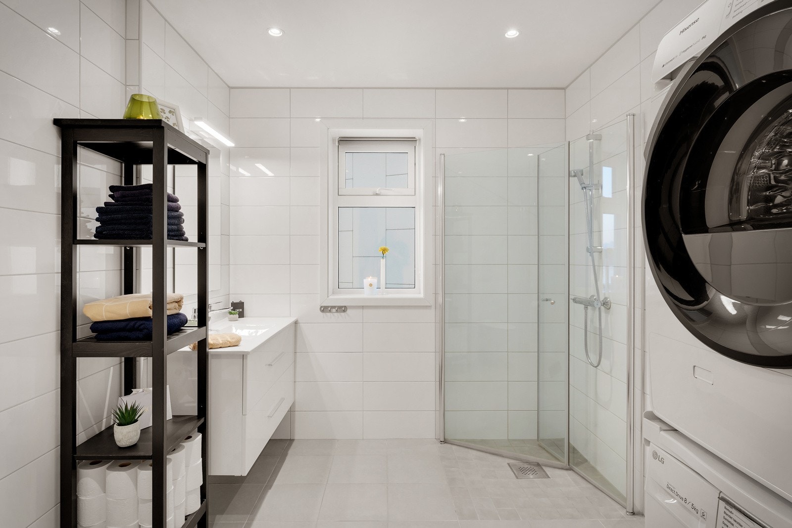 Det er plass og opplegg for vaskemaskin og tørketrommel på baderommet. Galleribilde