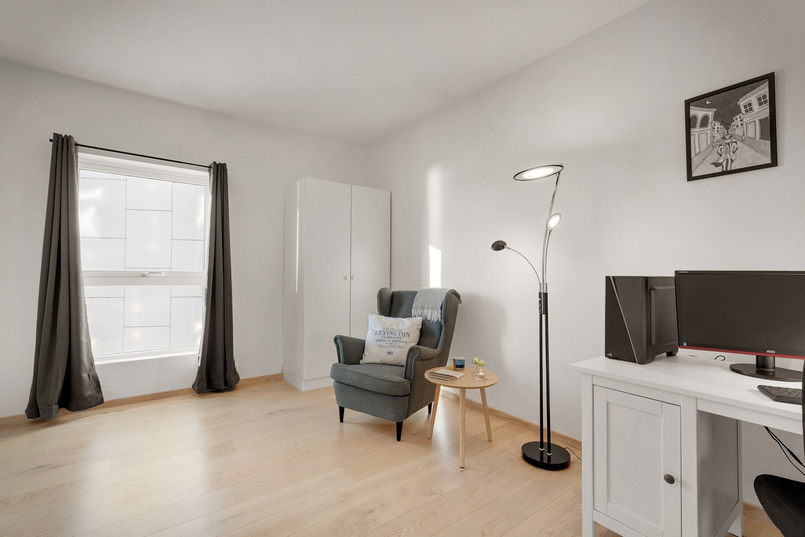 Hovedsoverommet er i dag innredet som kontor og har integrert garderobeskap med skyvedører. Galleribilde