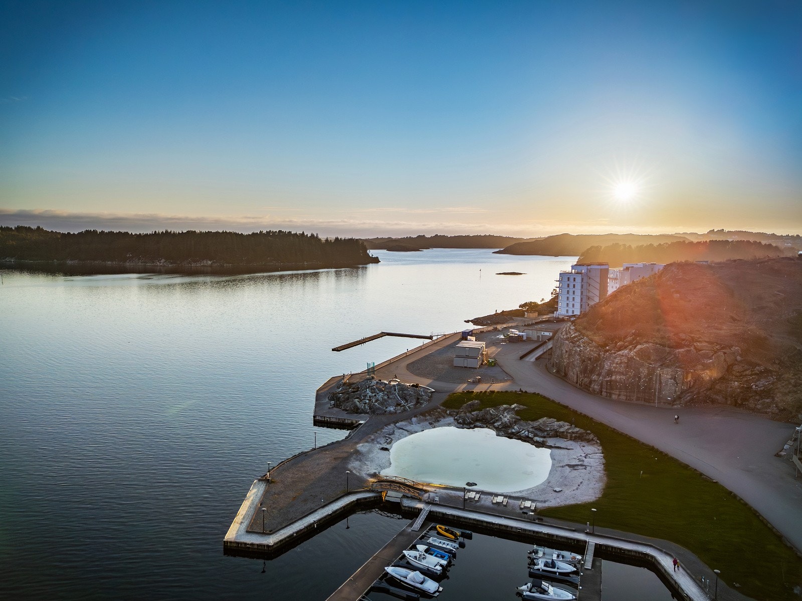 Like ved finner man et usedvanlig pent opparbeidet område med blant annet brygge, strand, café, sauna, badedam og grøntområdet. Galleribilde