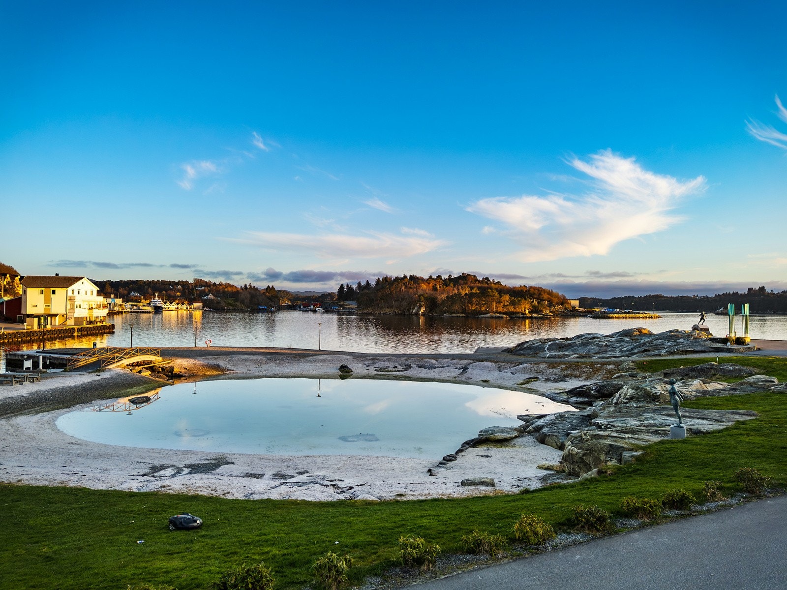 Her er det pent opparbeidet med dam like ved bryggen. Galleribilde