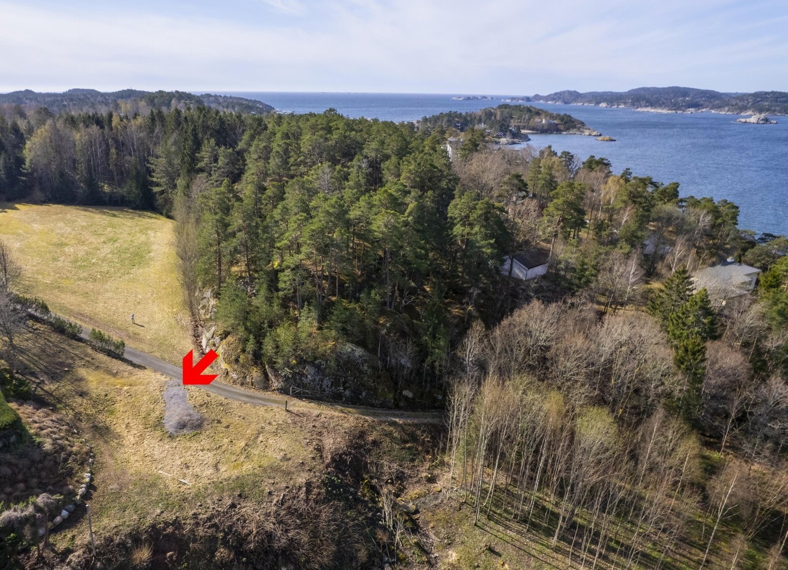 Her har du landlig, men likevel sentral beliggenhet og nærhet til sjøen Galleribilde