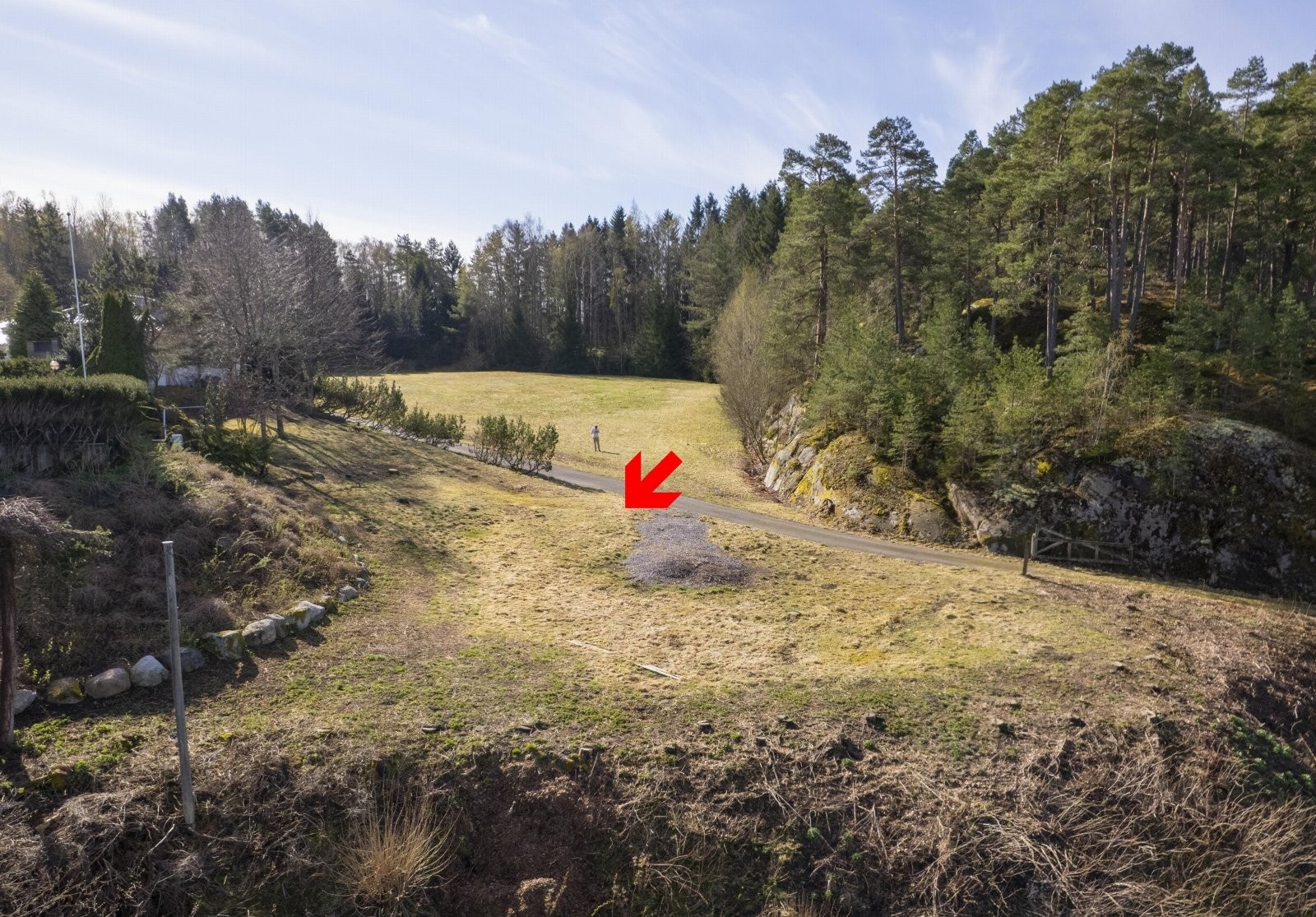 En romslig ubebygget tomt med sjøutsikt - Klar for ditt drømmehus Galleribilde
