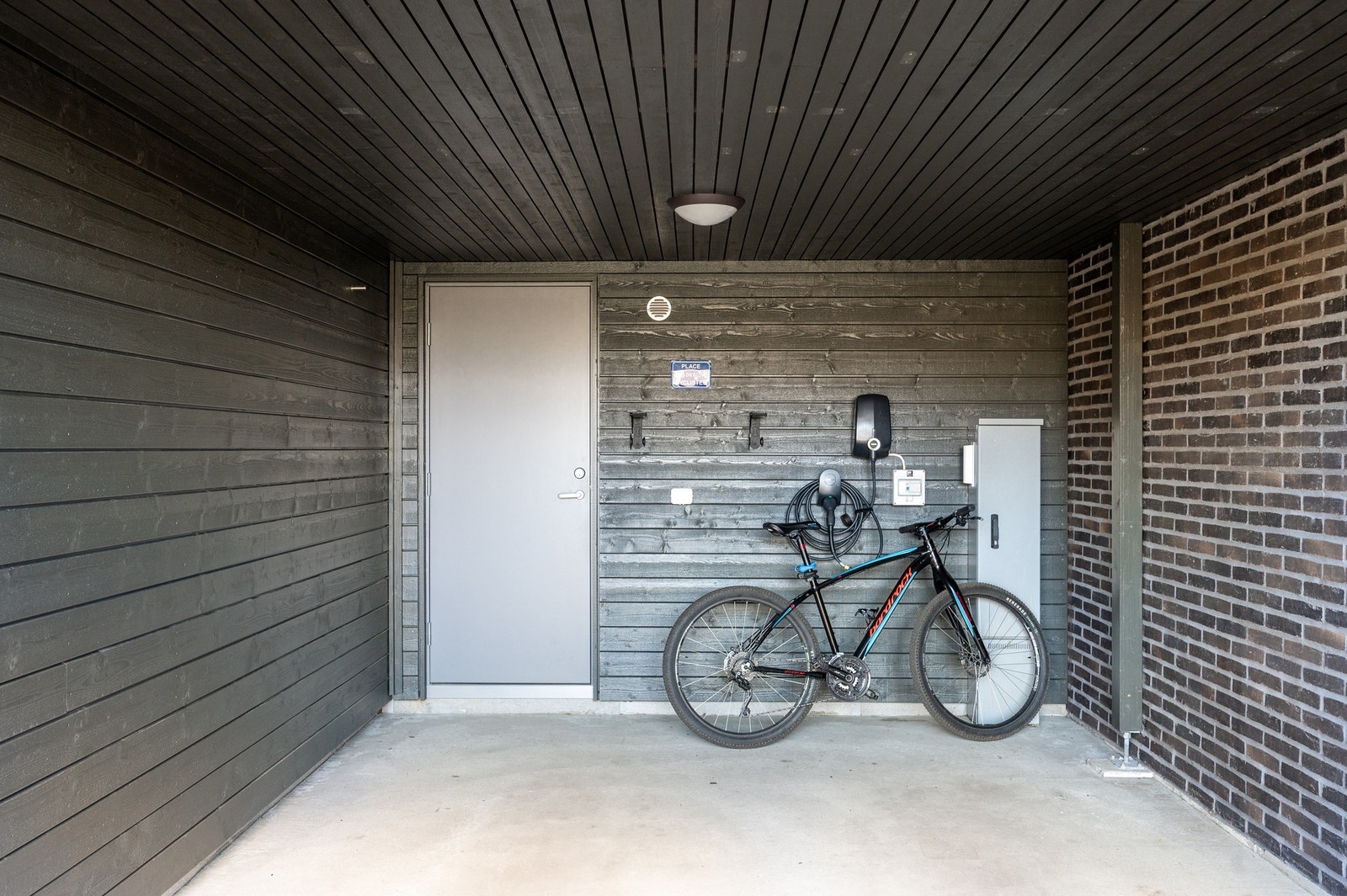 Sportsboden er gjennomgående mot terrassen i vest og fra entrèen i nordøst. Galleribilde