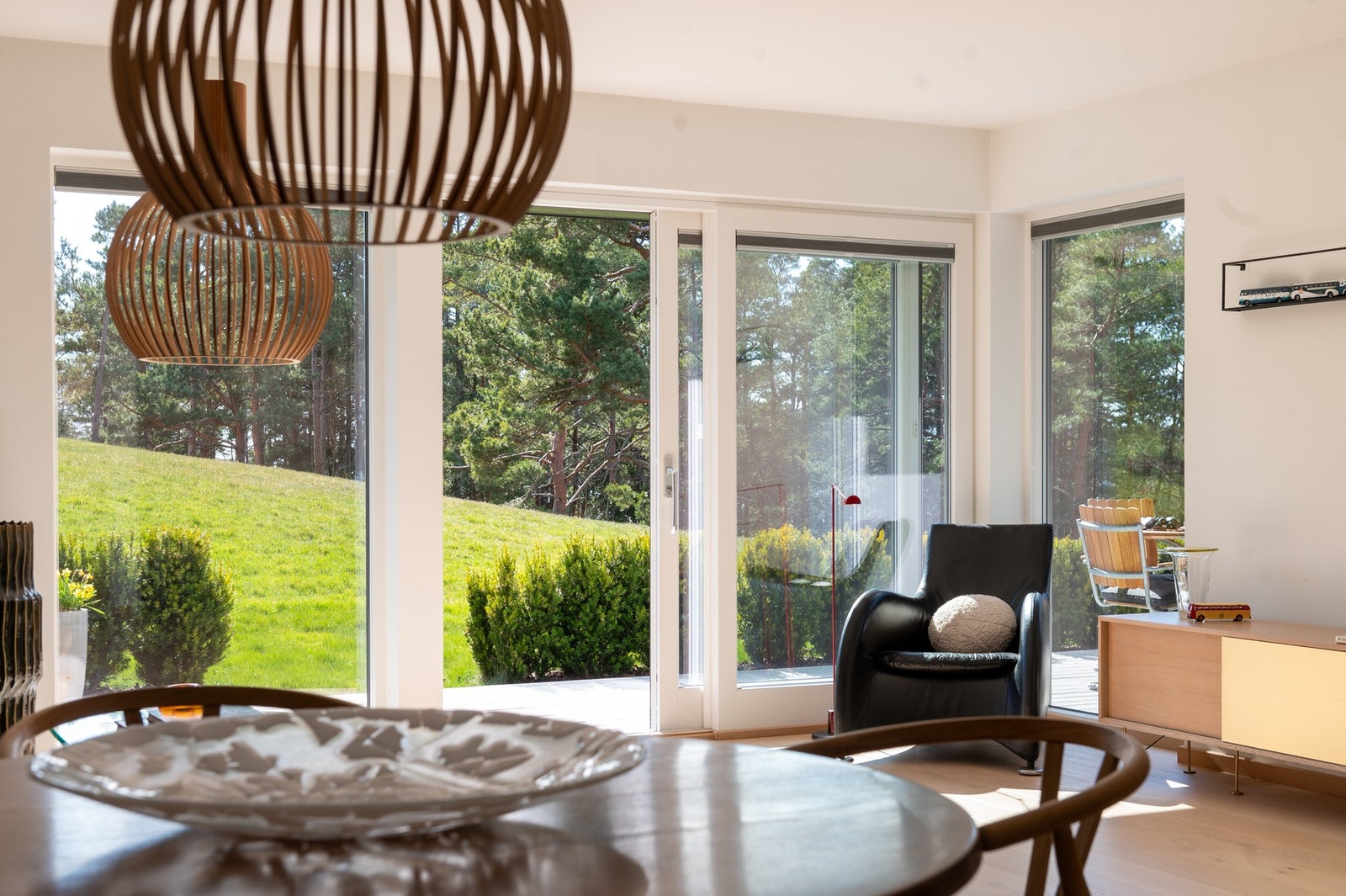 Terrassedøren leder ut til en hyggelig markterrasse omkranset med hekk og beplantning. Galleribilde