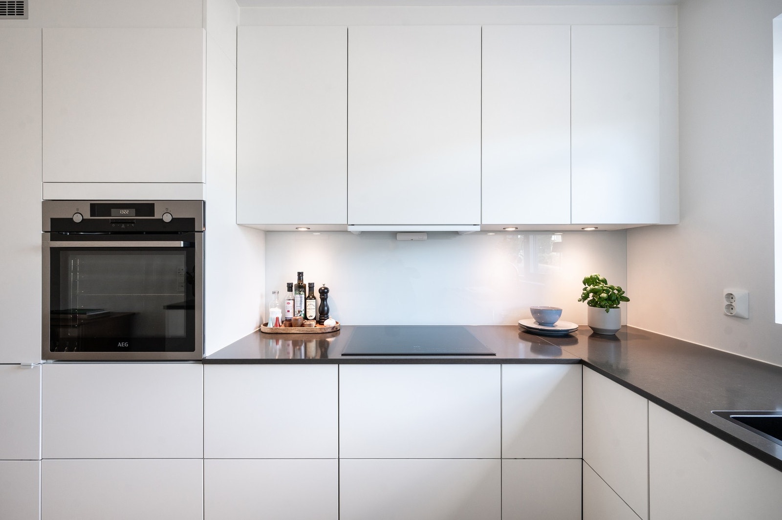 Kjøkkenet har integrert komfyr, platetopp, kjøleskap med fryserdel og oppvaskmaskin. Galleribilde