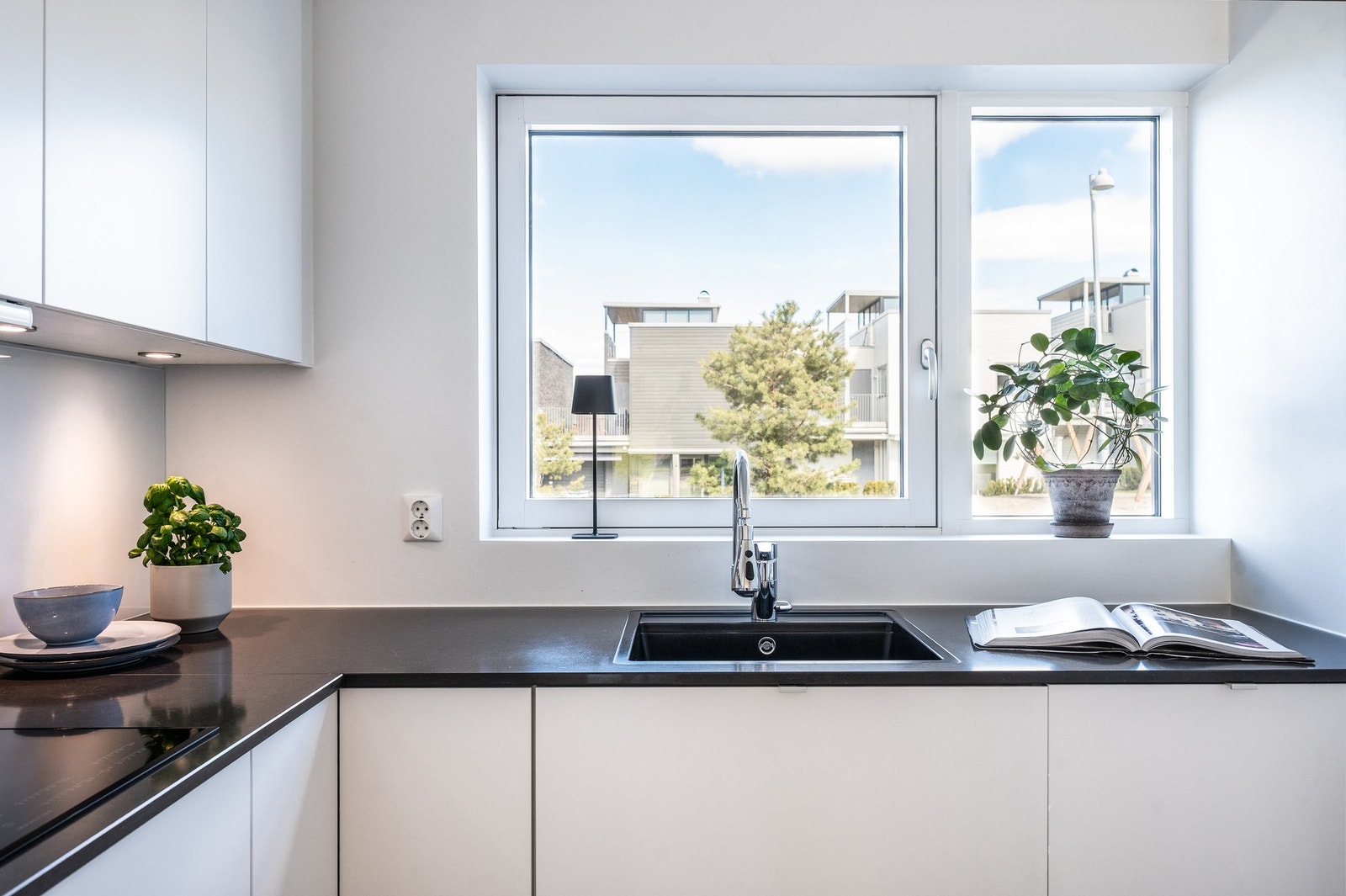 Kjøkkeninnredningen har polert 30 mm Calypso Silestone komposittbenkeplate, Galleribilde