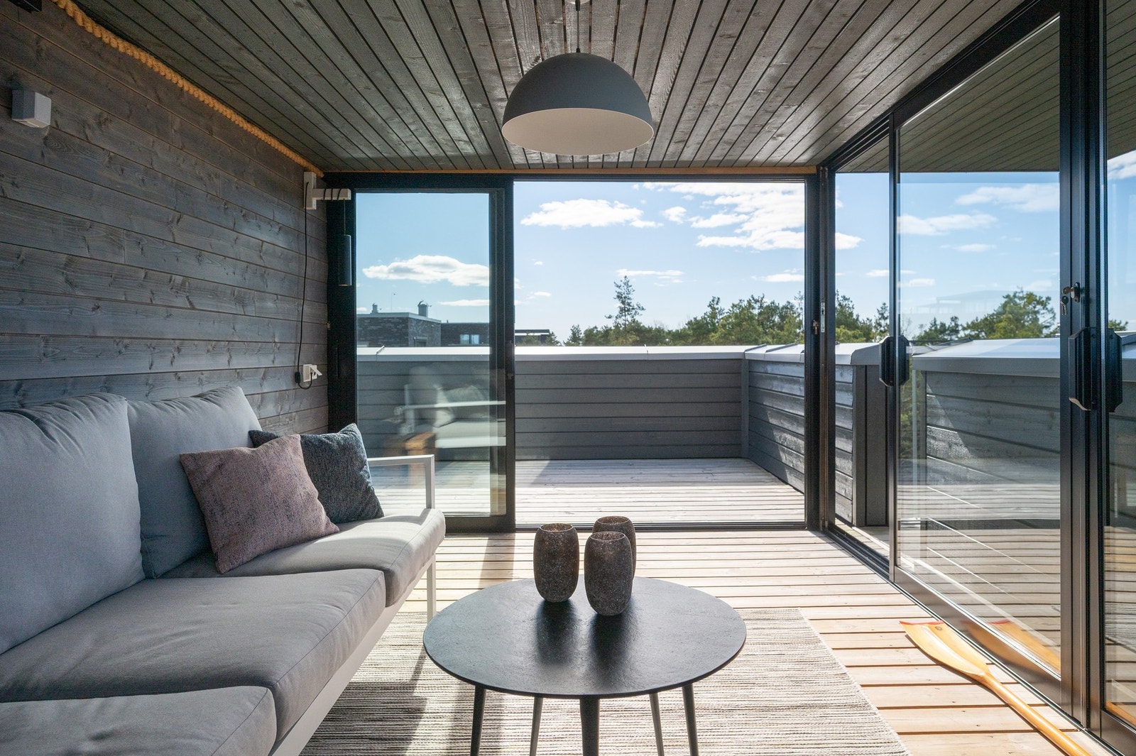 Utestuen på toppen av boligen har en delvis innglasset del med vinterisolerte glass. Galleribilde