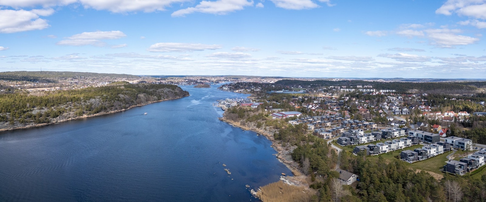 Vesterelven er en av to elveløp av Glomma, som danner Kråkerøy. Kråkerøy er bindeleddet mellom Fredrikstad sentrum og Hvalerskærgården. Galleribilde