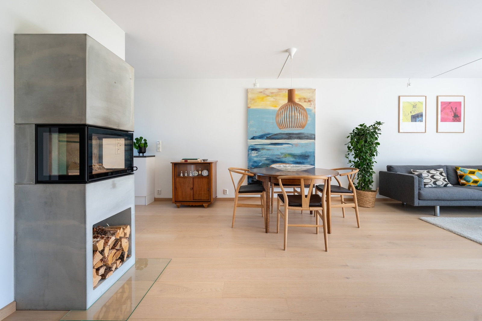 Det er innstalert en flott peis fra Norpeis som varmer godt. Galleribilde