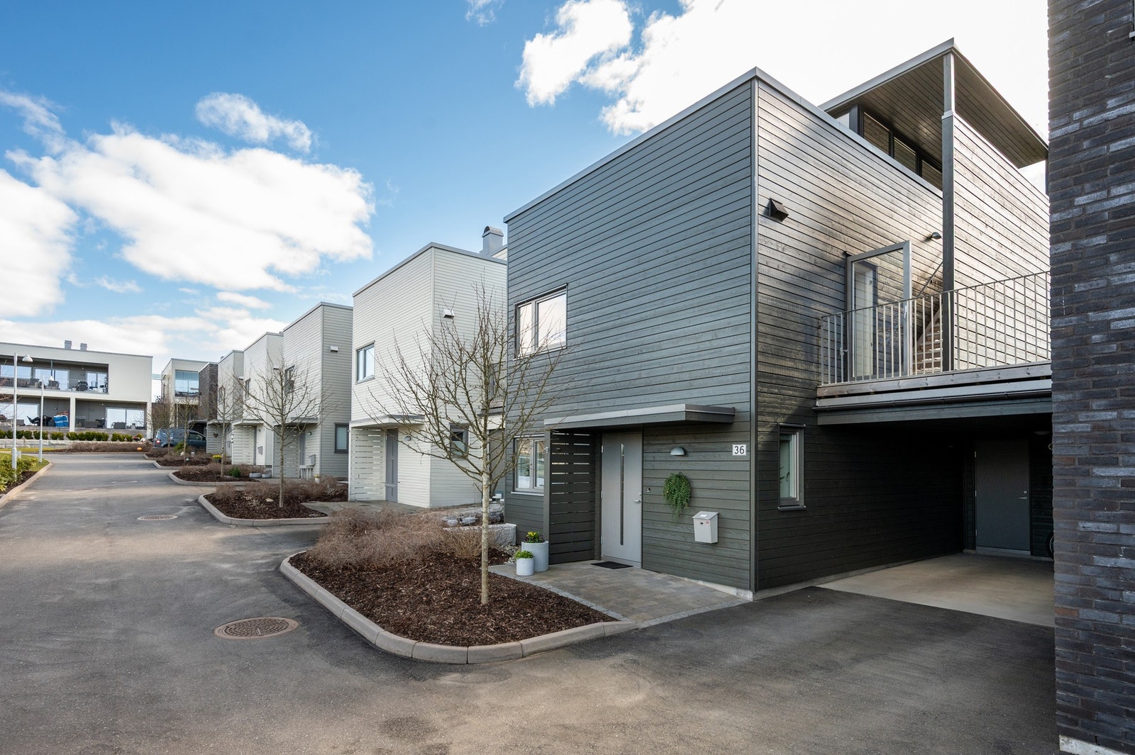 Boligen har biloppstillingsplass i carport med støpt dekke med elbillader og sportsbod. Galleribilde