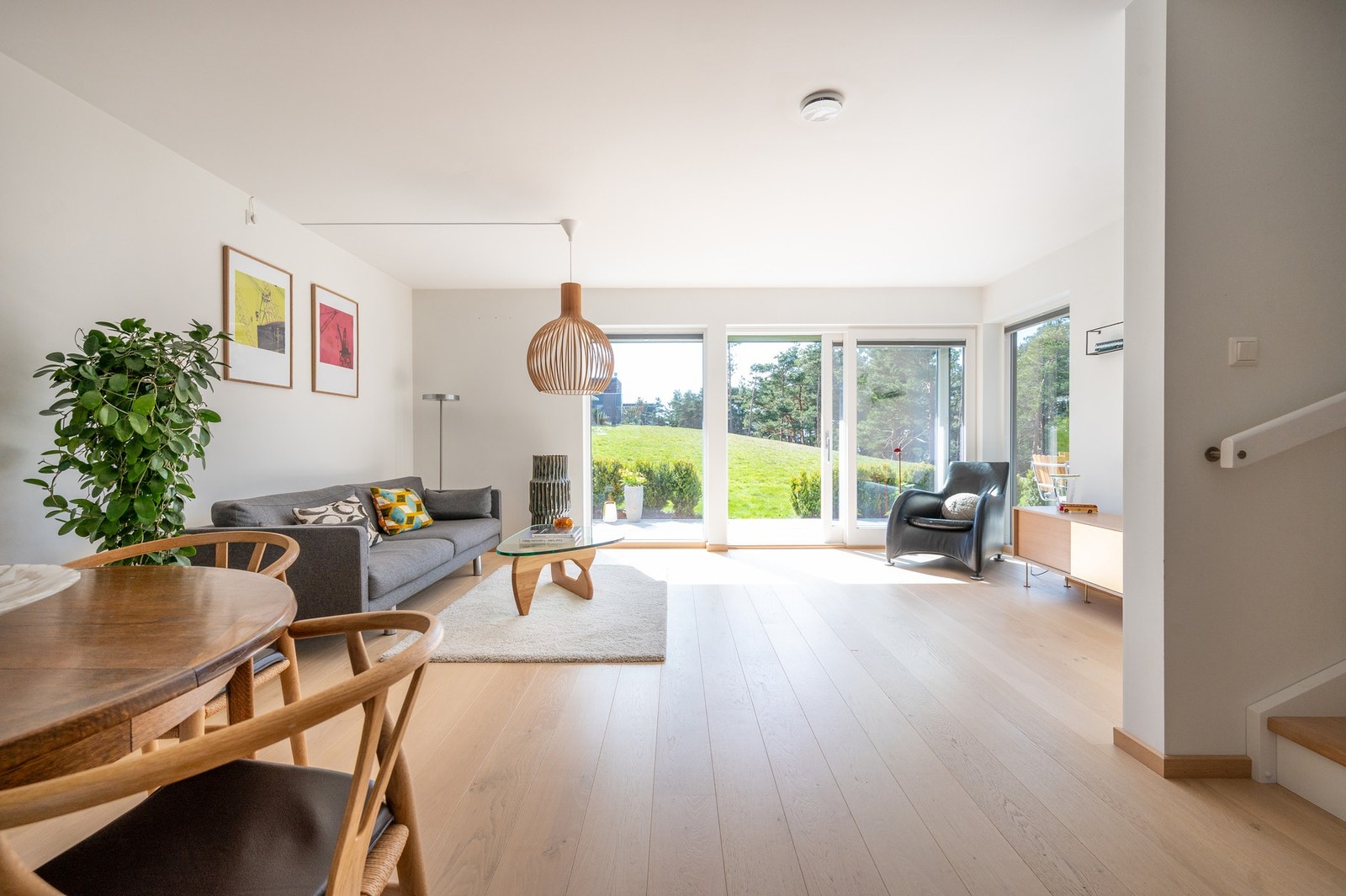 Stuen er lys og romslig med mye naturlig dagslys fra de store vindusflatene mot vest. Galleribilde