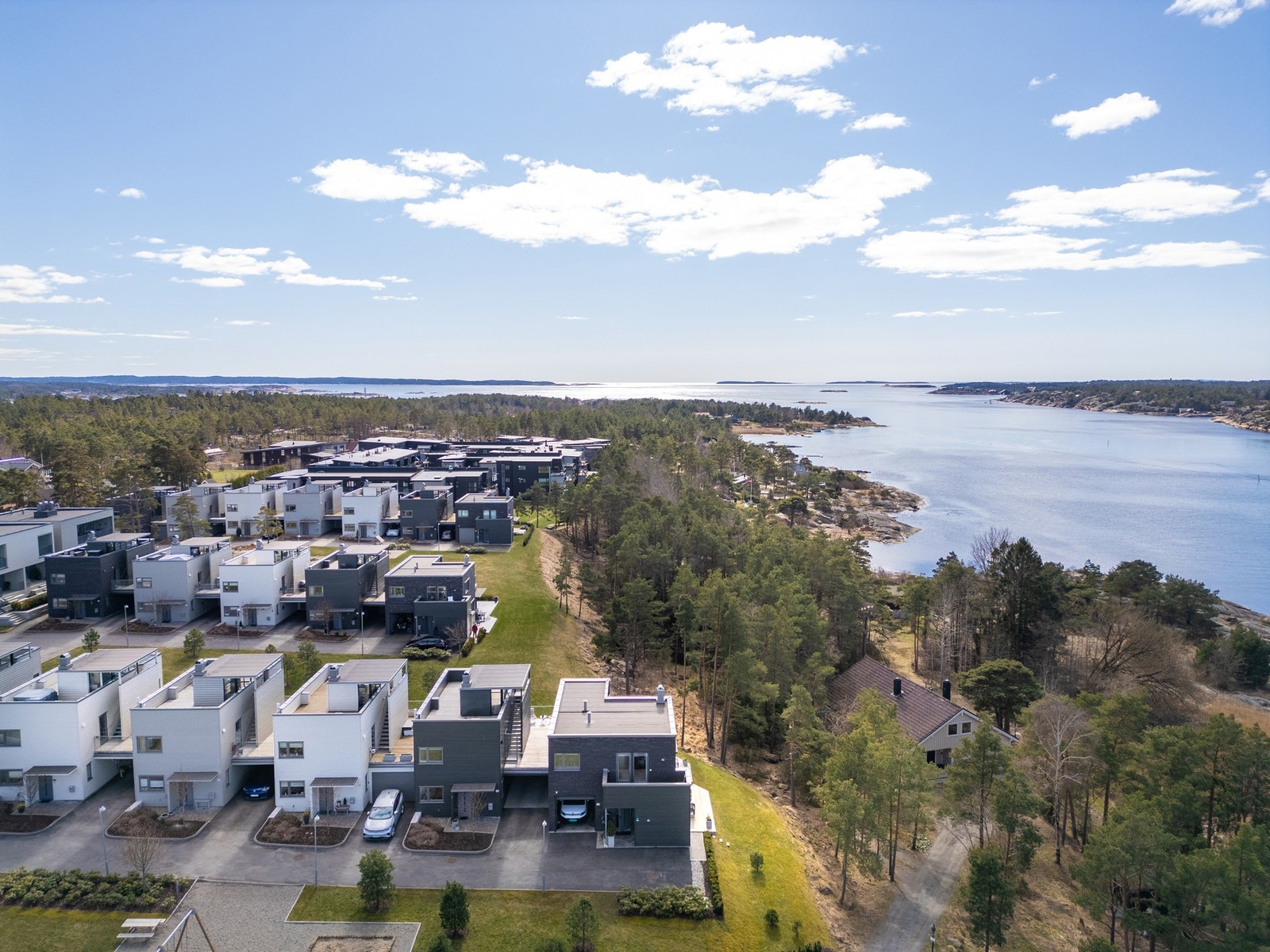 Boligen ligger nest ytterst, ut mot Vesterelva, vest på Kråkerøy i Fredrikstad - i enden av en rekke av boliger. Galleribilde