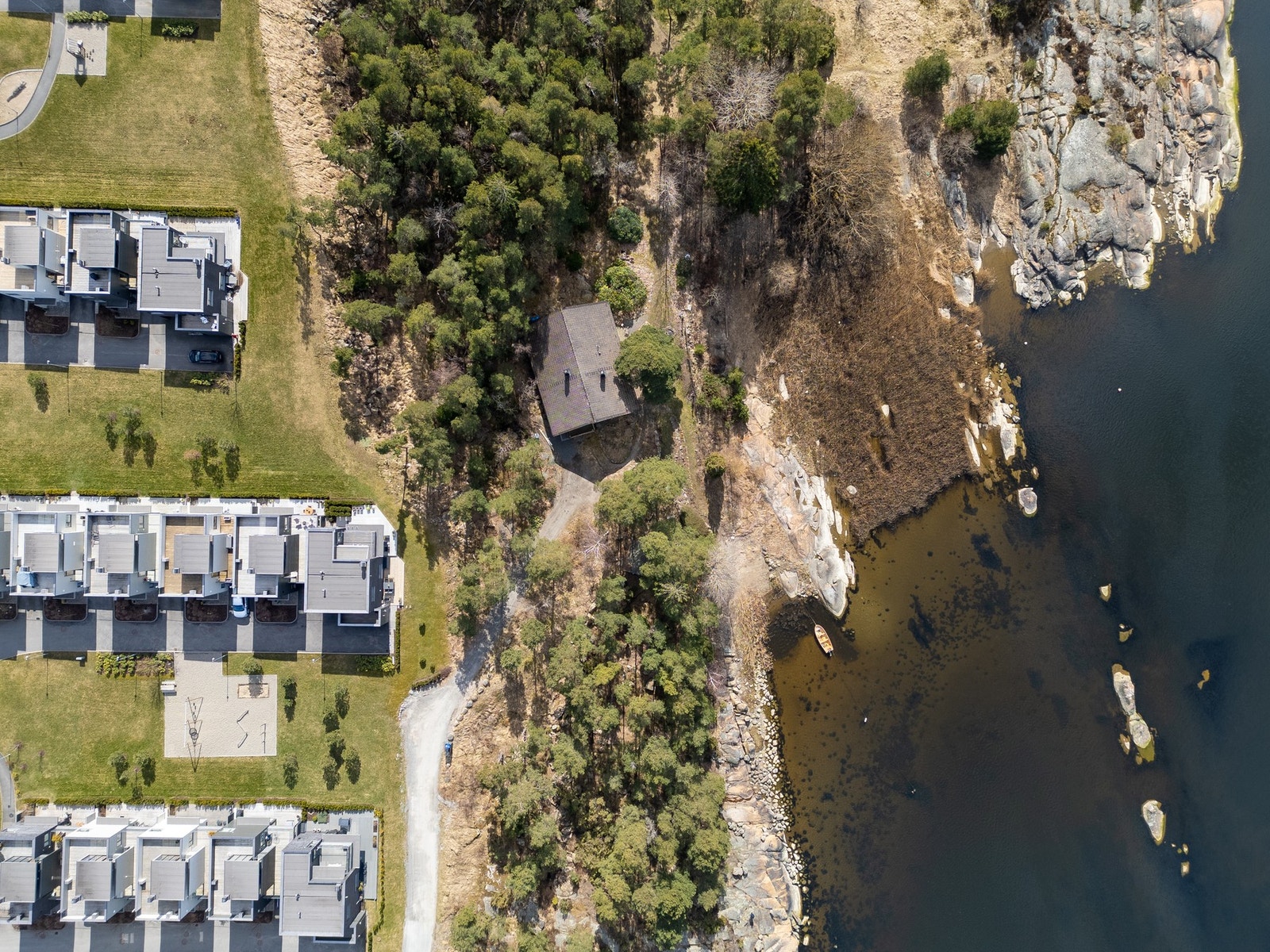 Dette er en solrik og vestvendt beliggenhet, mindre enn 50 meter fra elvebredden. Galleribilde
