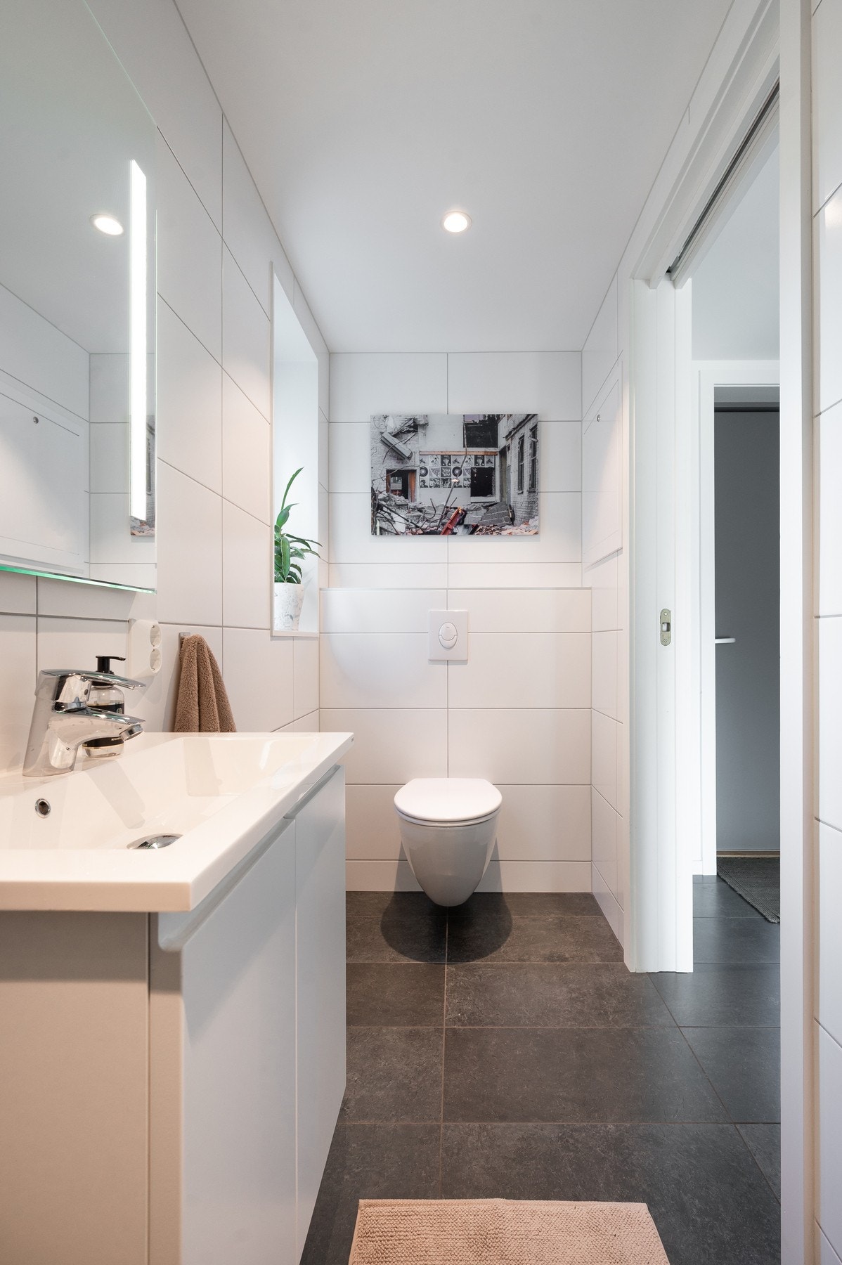 Det er innredet med servantinnredning Aubo med heldekkende servant, speil med lys, toalett og dusjhjørne. Galleribilde