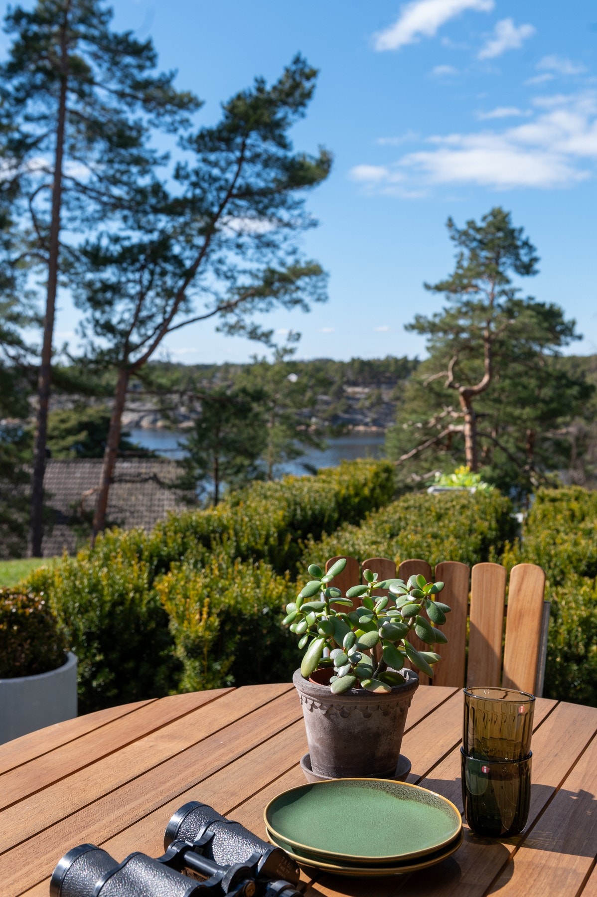 Ute er et deilig sted å nyte måltidene med lyden av båtrafikk som suser forbi like ved. Galleribilde