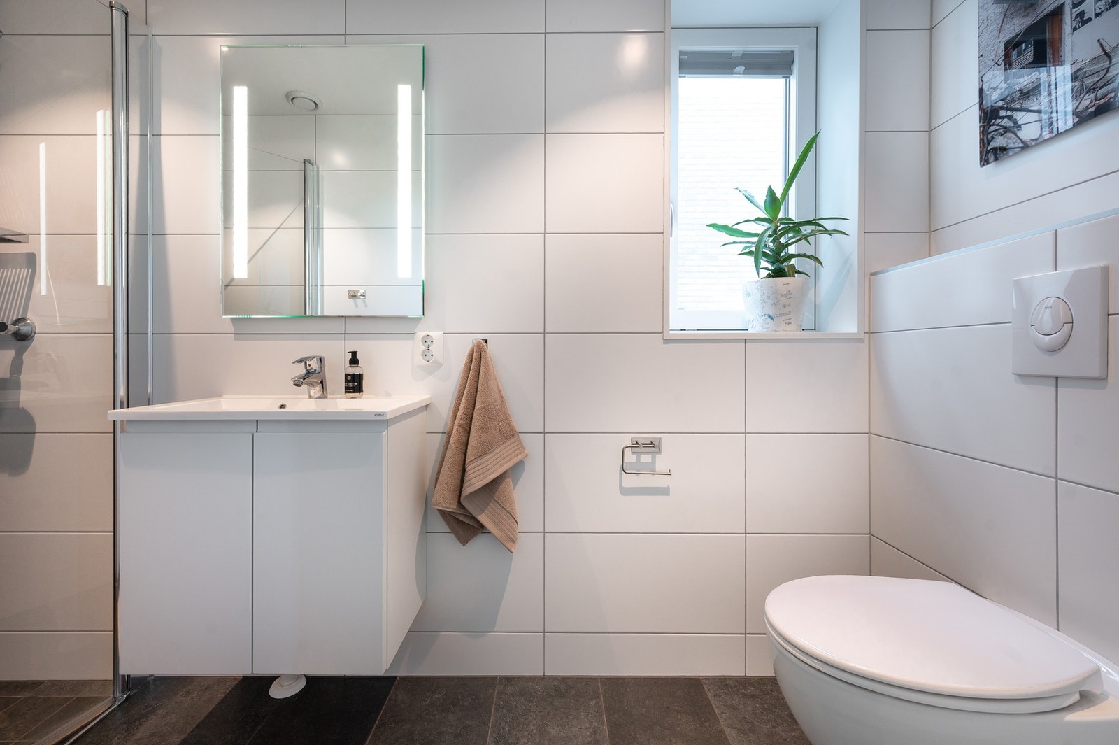 Dette badet fungerer godt som gjestebad, eller et praktisk bad nummer to. Galleribilde