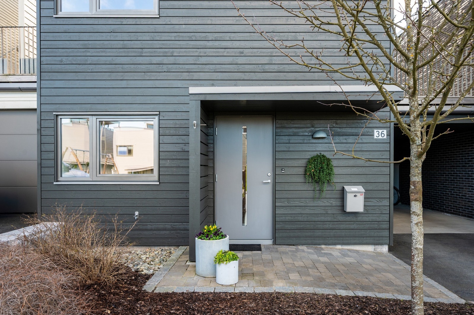 Inngangspartiet er delvis overbygd og ønsker deg varmt velkommen hjem. Galleribilde