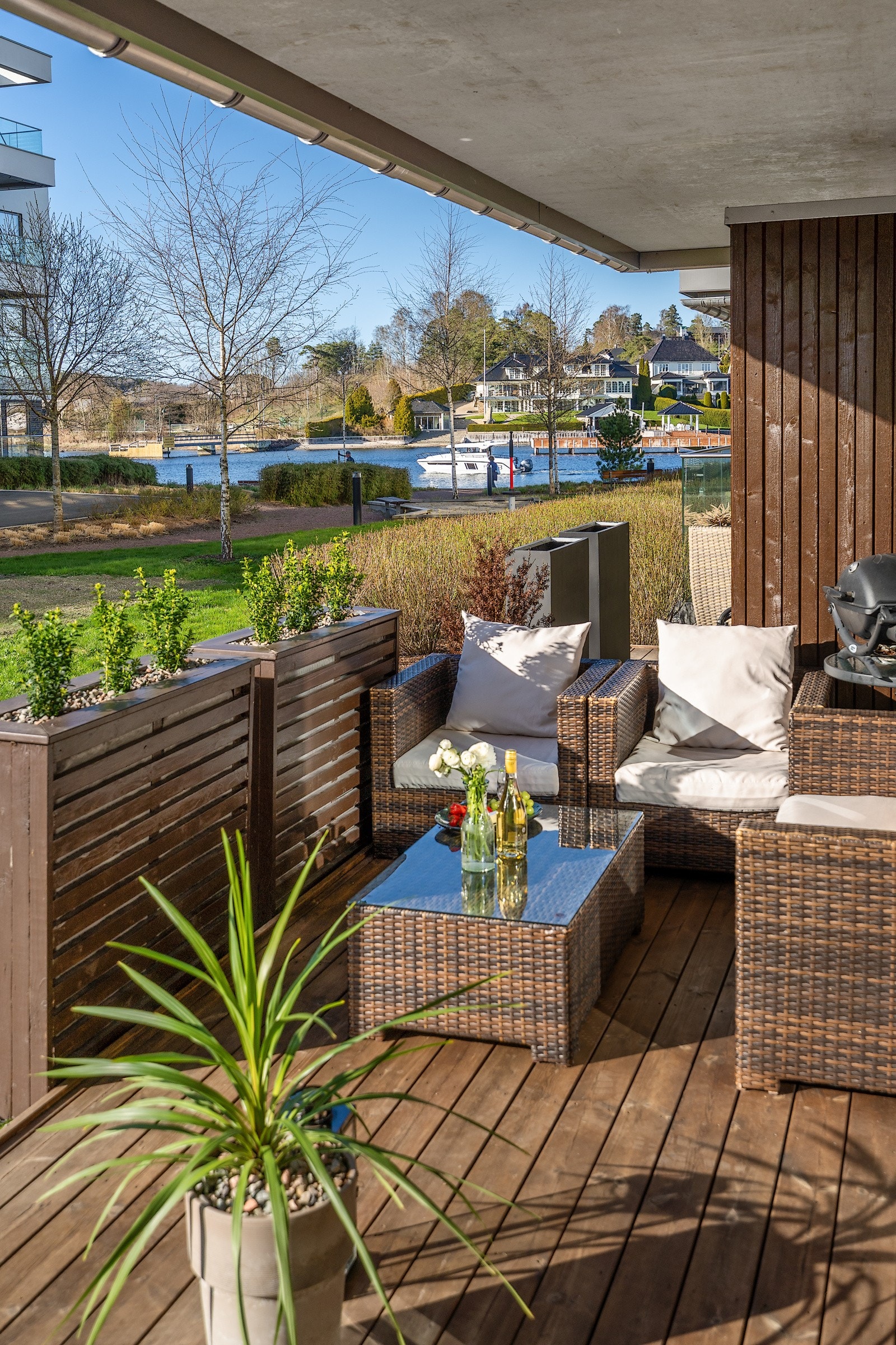 Vestvendt terrasse med nydelig kveldssol - perfekt for lange sommerkvelder. Galleribilde