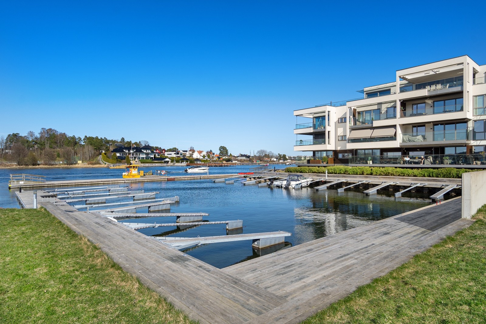 Bli kjent med vakre Husøy havn - en ekte sommerperle! Galleribilde