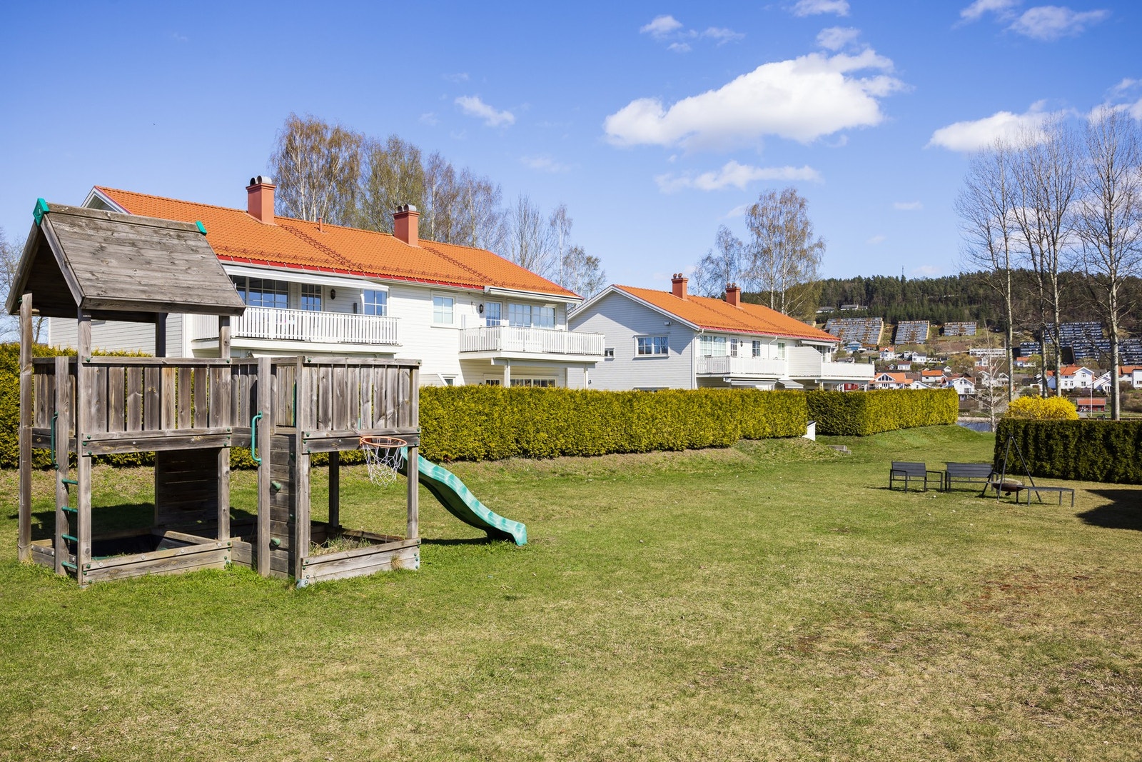 Helt perfekt for barn med gangavstand til god skole, Pors idrettsanlegg Galleribilde