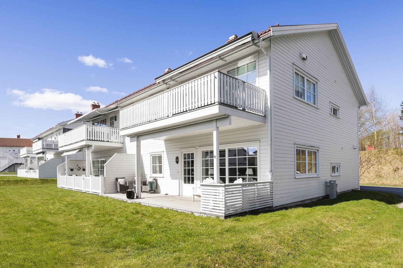 Inneholder:
- Entré/gang, kjøkken, stue, bad, vaskerom/teknisk rom og 3 soverom. Galleribilde