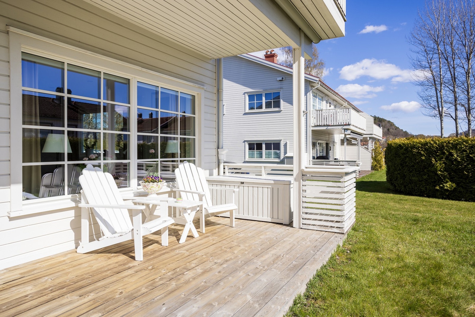 Koselig terrasse med hagedel Galleribilde