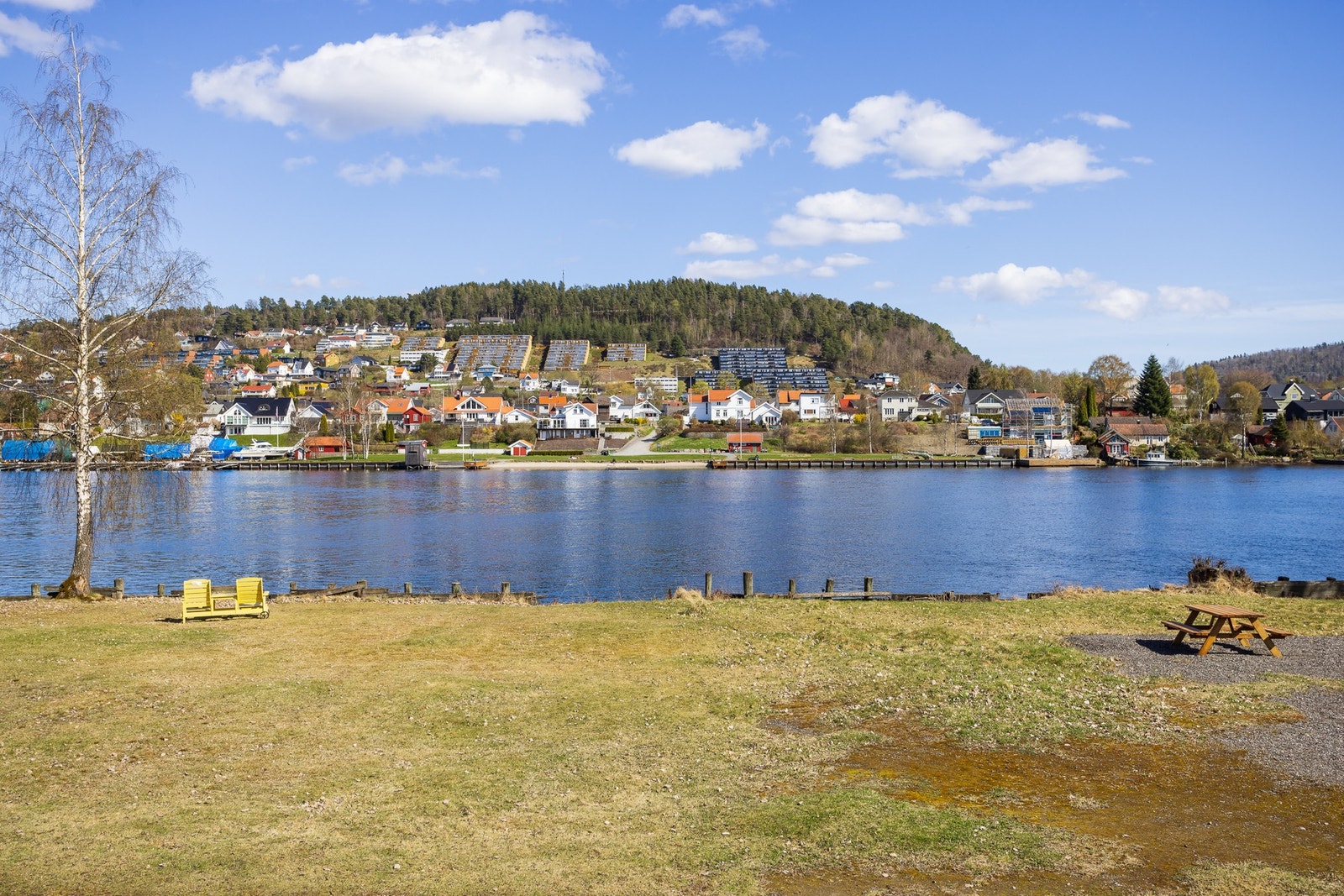 Elvesletta ligger i et naturskjønt og sentralt område, rett ved porsgrunnselva. Galleribilde