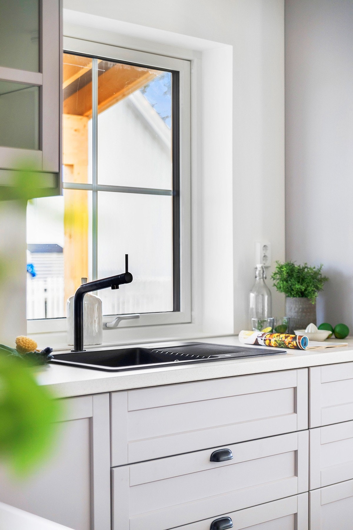 Stilrent og moderne kjøkken. Legg merke til de sorte detaljene! Galleribilde