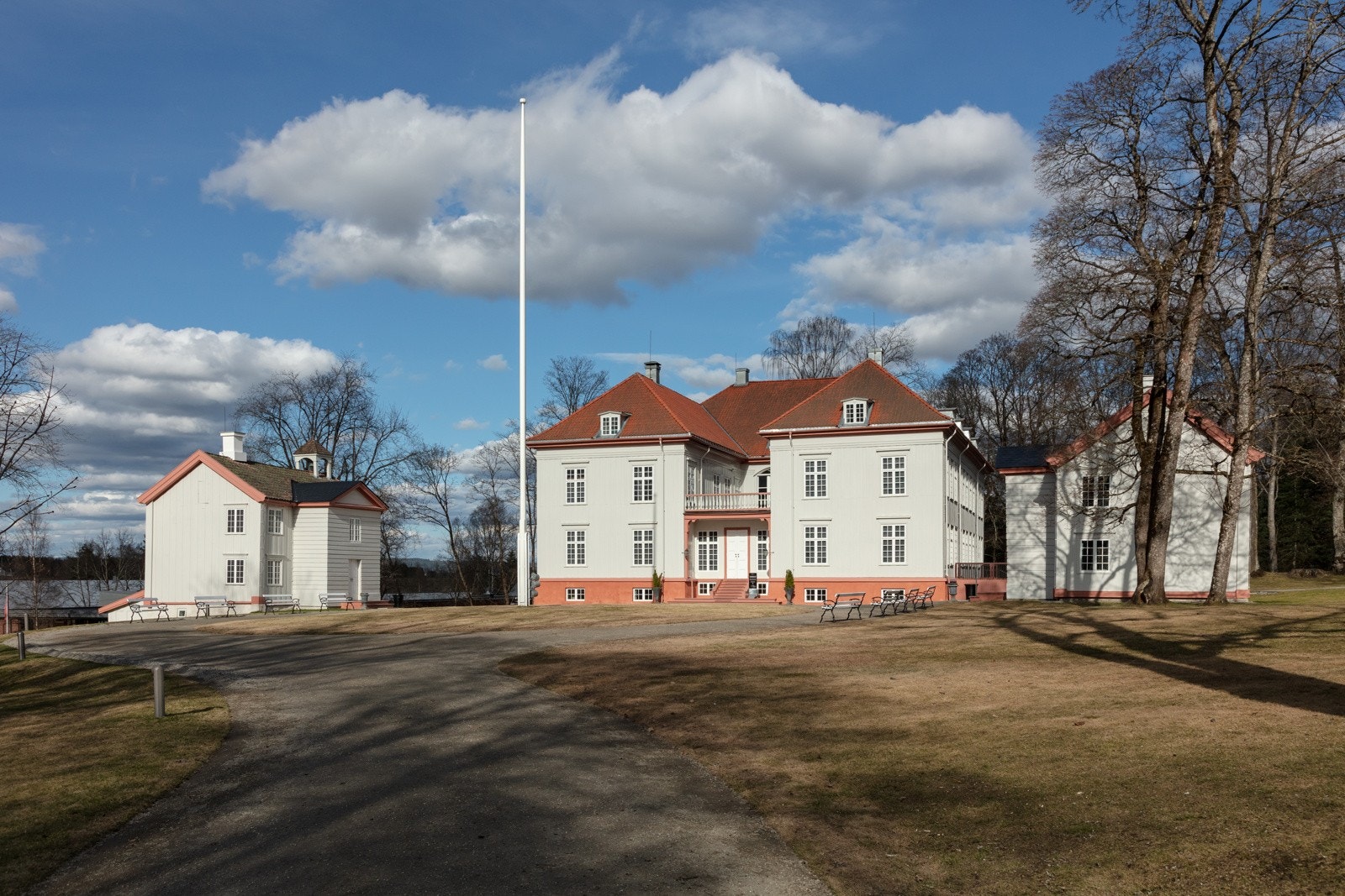 Historiske Eidsvollbygningen byr på kulturminner, cafè og flotte gåturer i området. Galleribilde