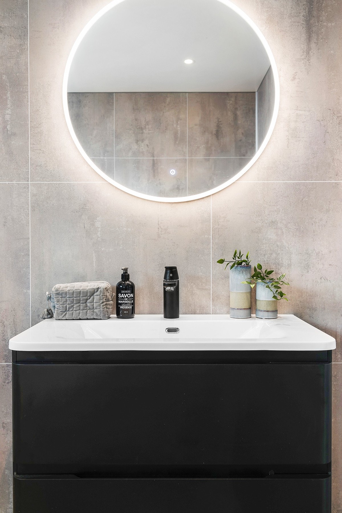 Servant med underskap og speil med lys. Galleribilde