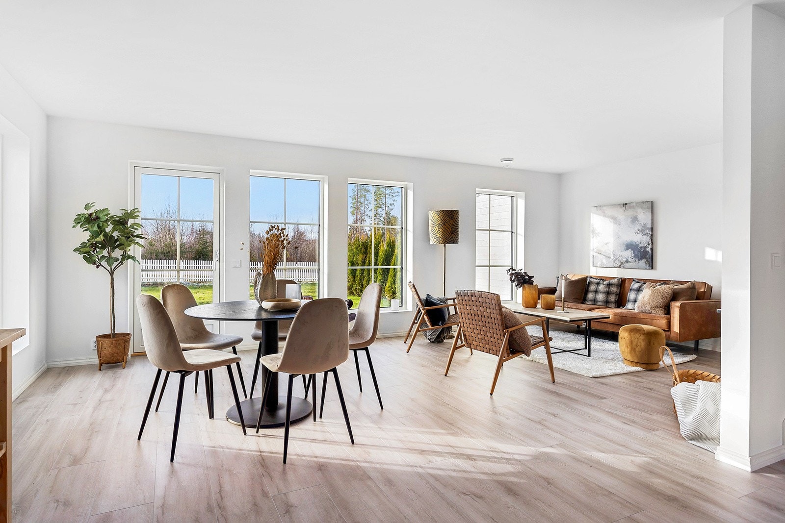 Boligen varmes opp av elektrisitet, vedovn og balansert ventilasjon. Galleribilde