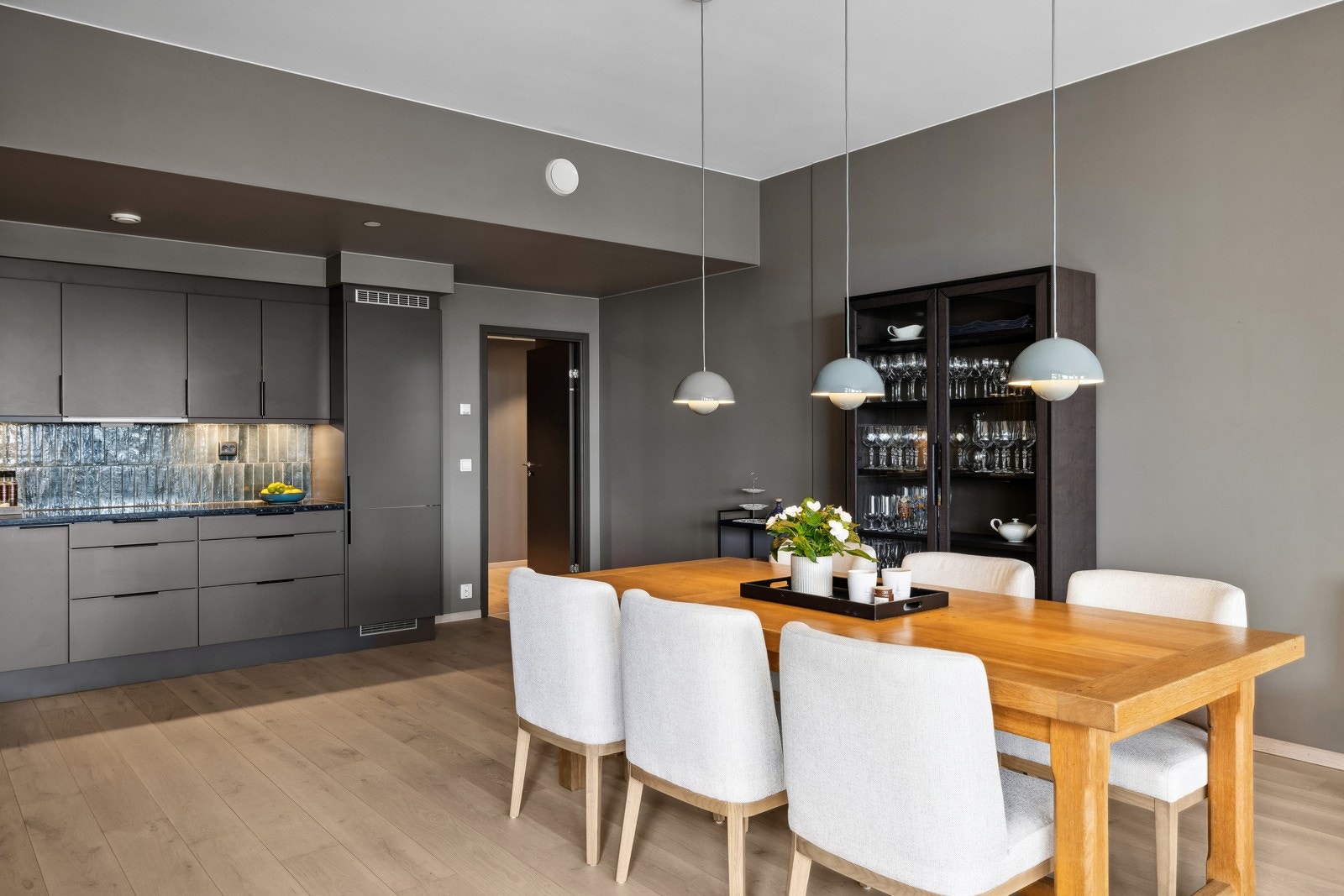 I spisestuedelen kan du dekke på og invitere inn til sosiale sammenkomster og hyggelige måltider. Galleribilde