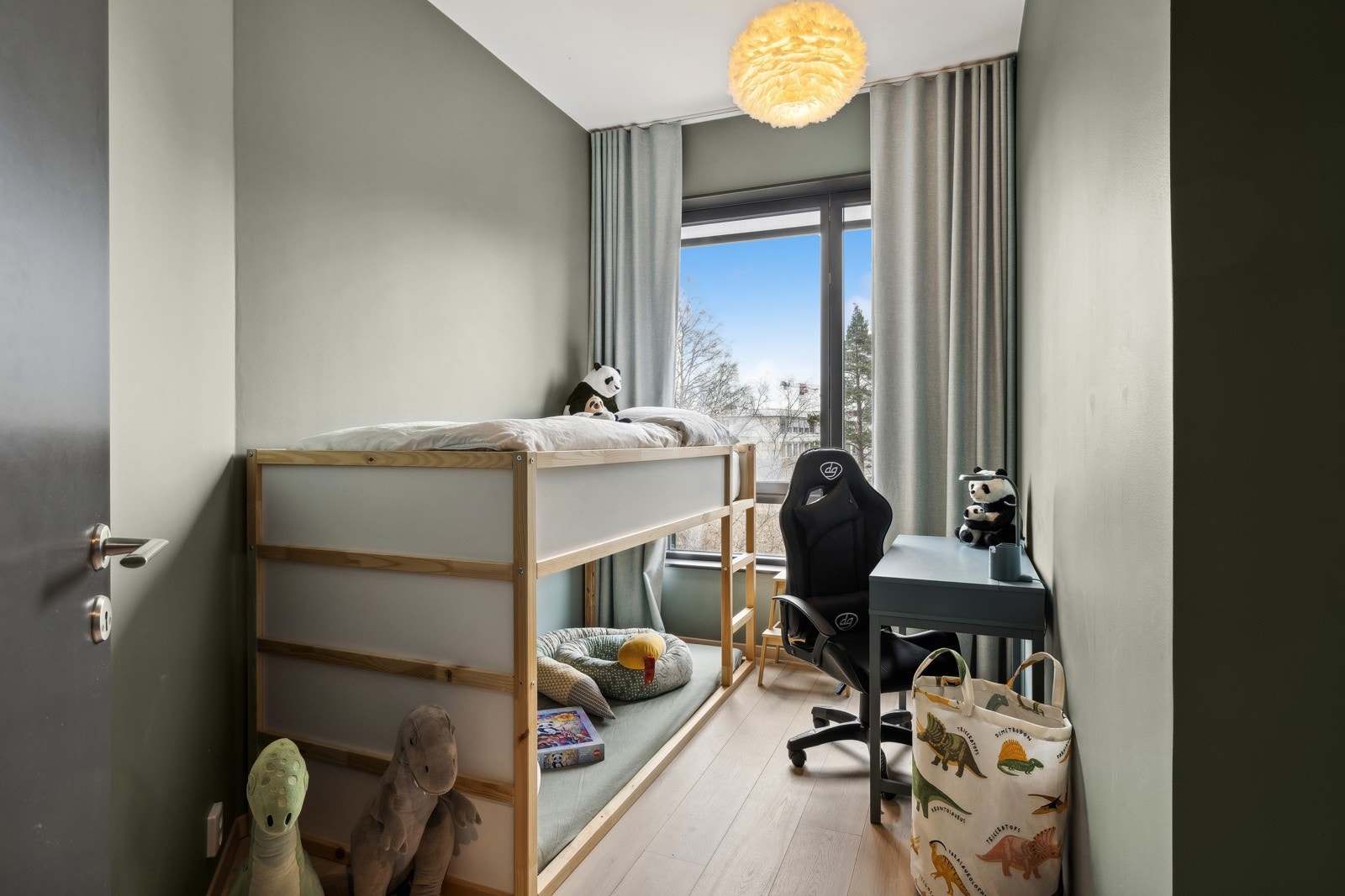 De to andre soverommene passer fint som barnerom, gjesterom eller hva med et praktisk hjemmekontor? Galleribilde