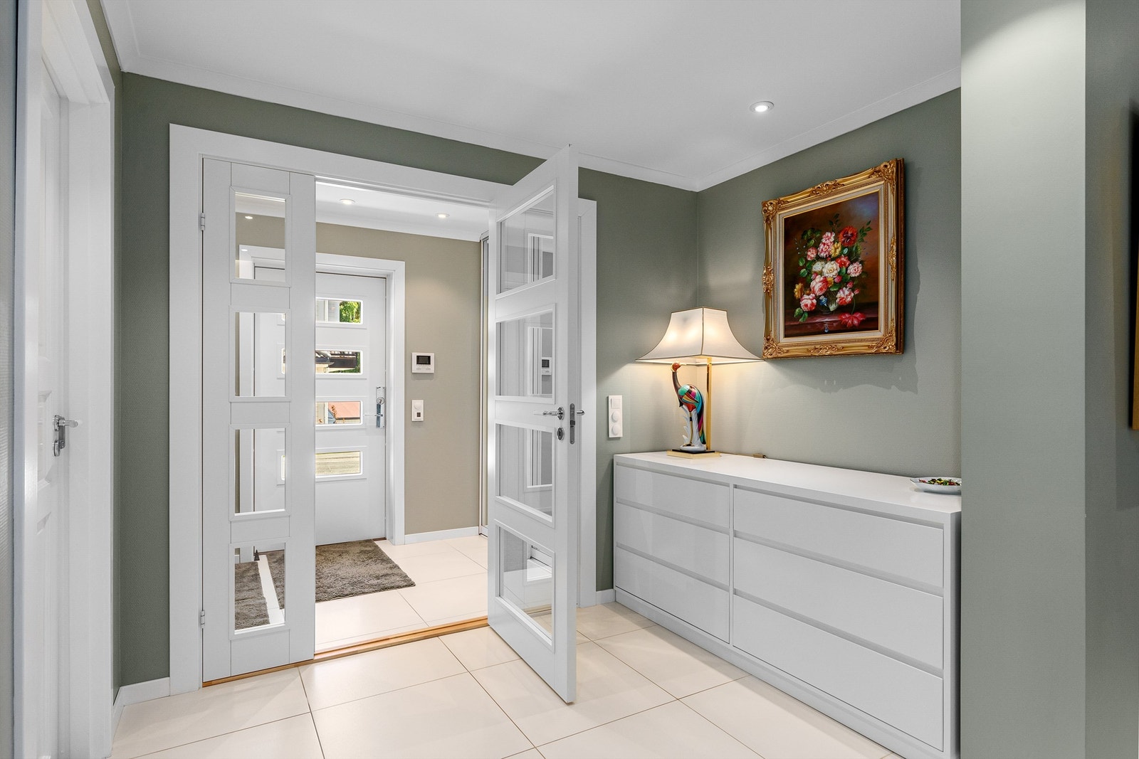 Romslig gang/entré med skyvedørsgarderobe og god plass til klesoppheng og kommode Galleribilde