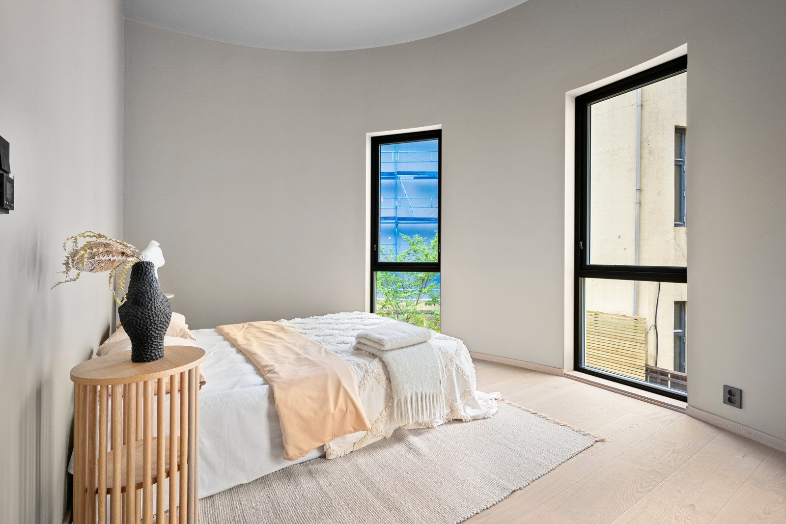 Hovedsoverommet er i et helt nytt tilbygg i bakgård. Galleribilde