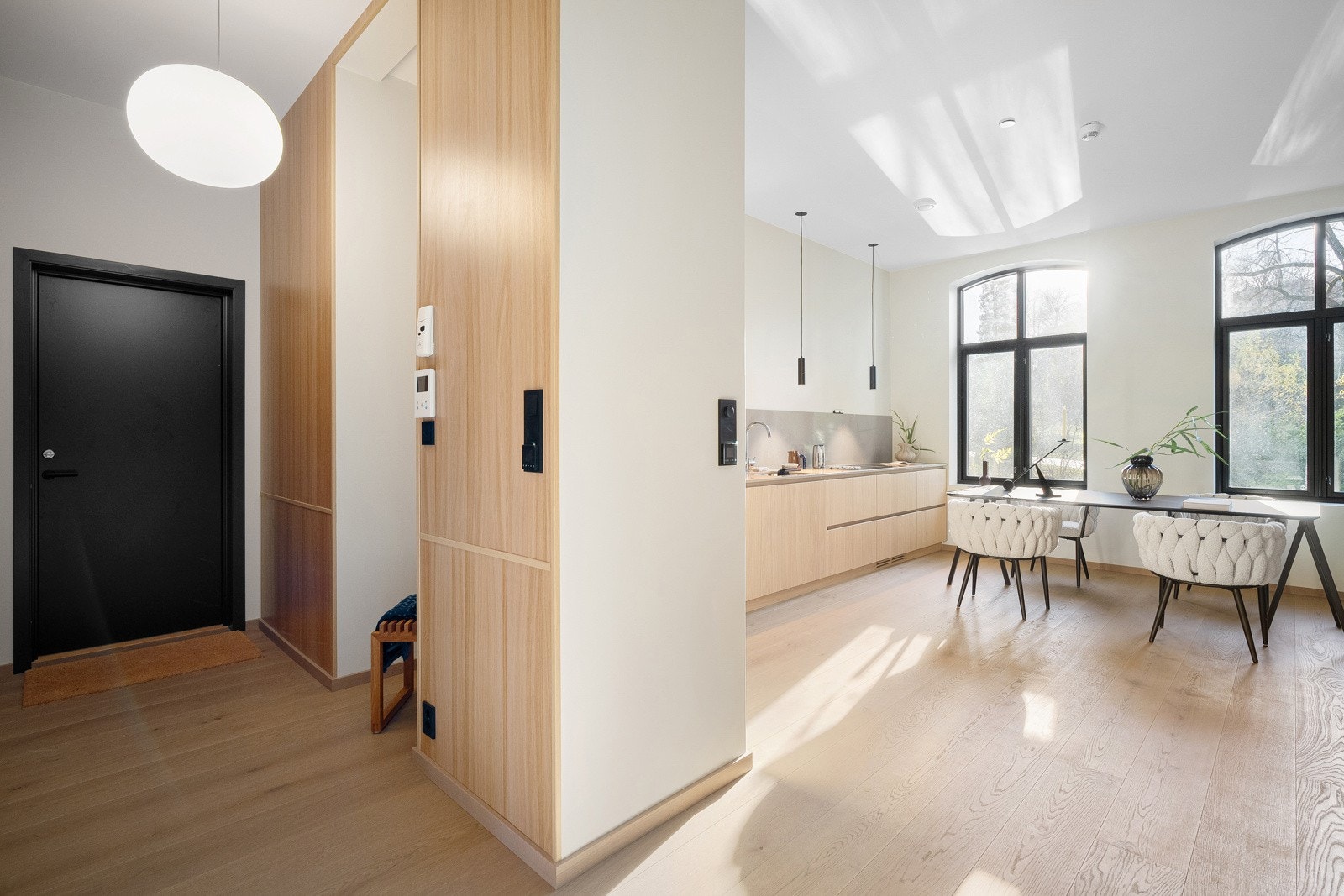 Nydelig lysforhold og vakker utsikt mot den grønne parken. Galleribilde