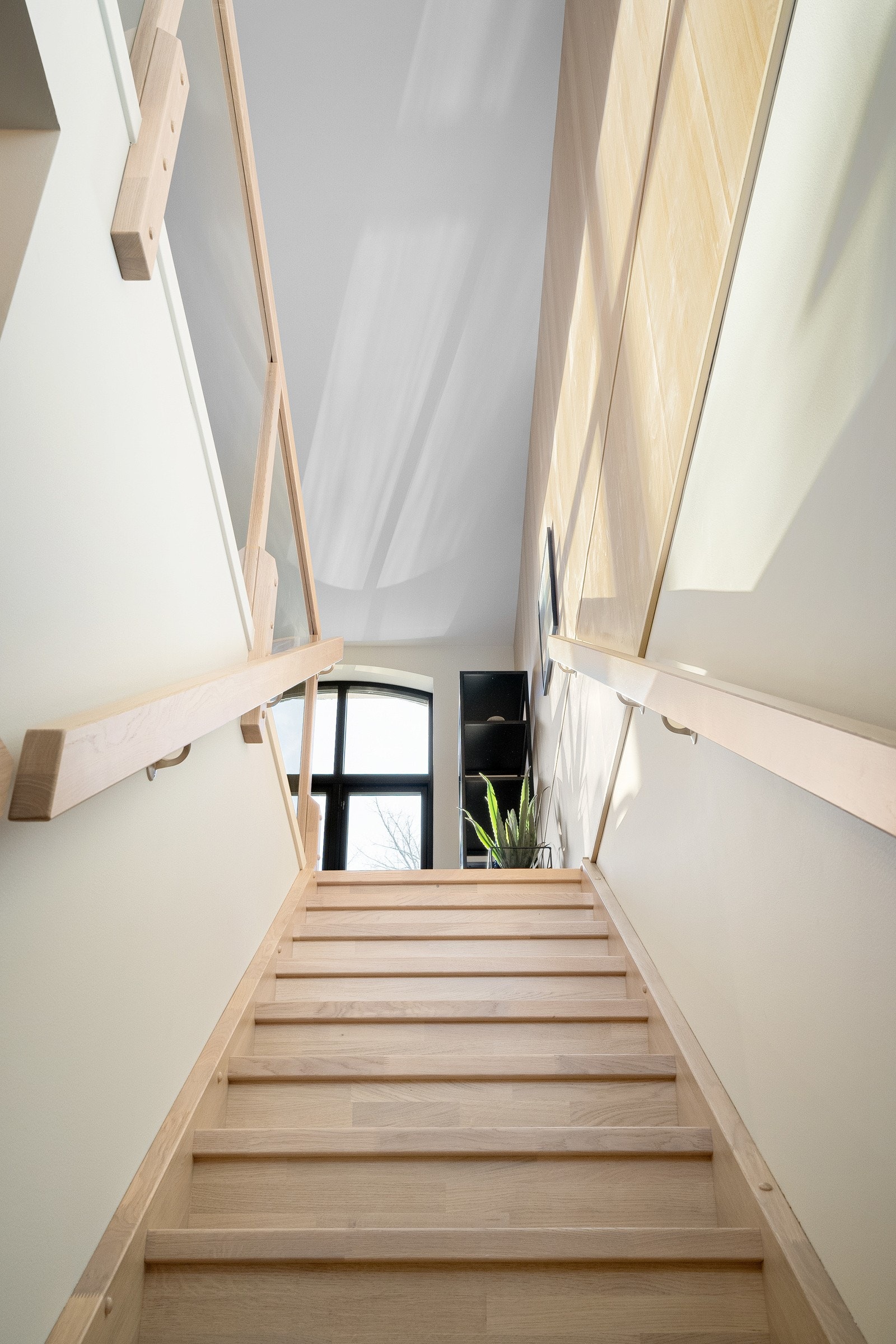 En vakker trapp binder etasjene sammen. Galleribilde