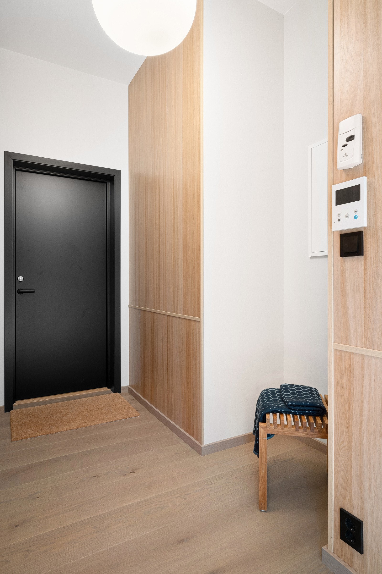 Dørtelefon med kamera og automatisk døråpner. Galleribilde