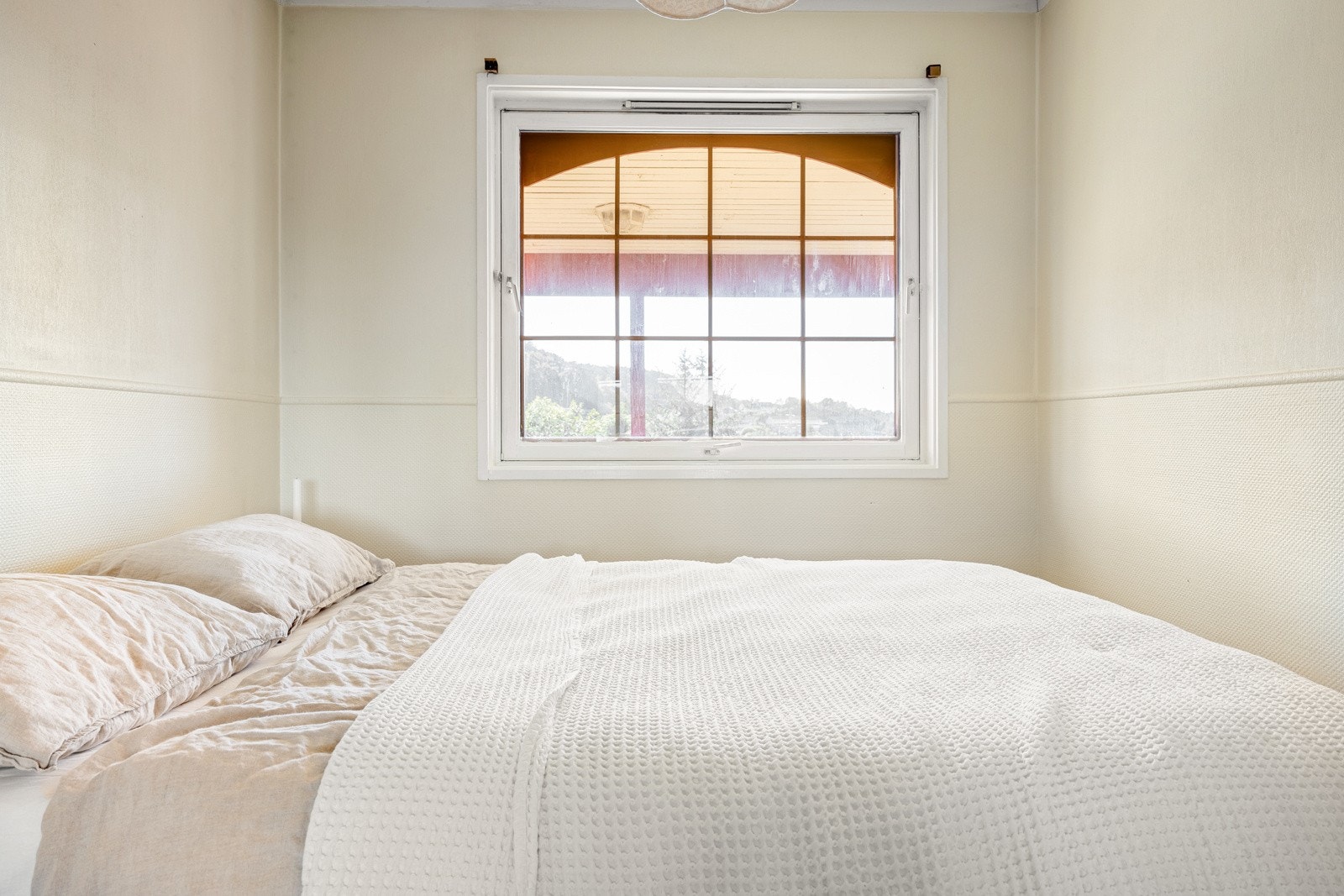 Fra gangen har man direkte adkomst inn til to av boligens soverom. Galleribilde