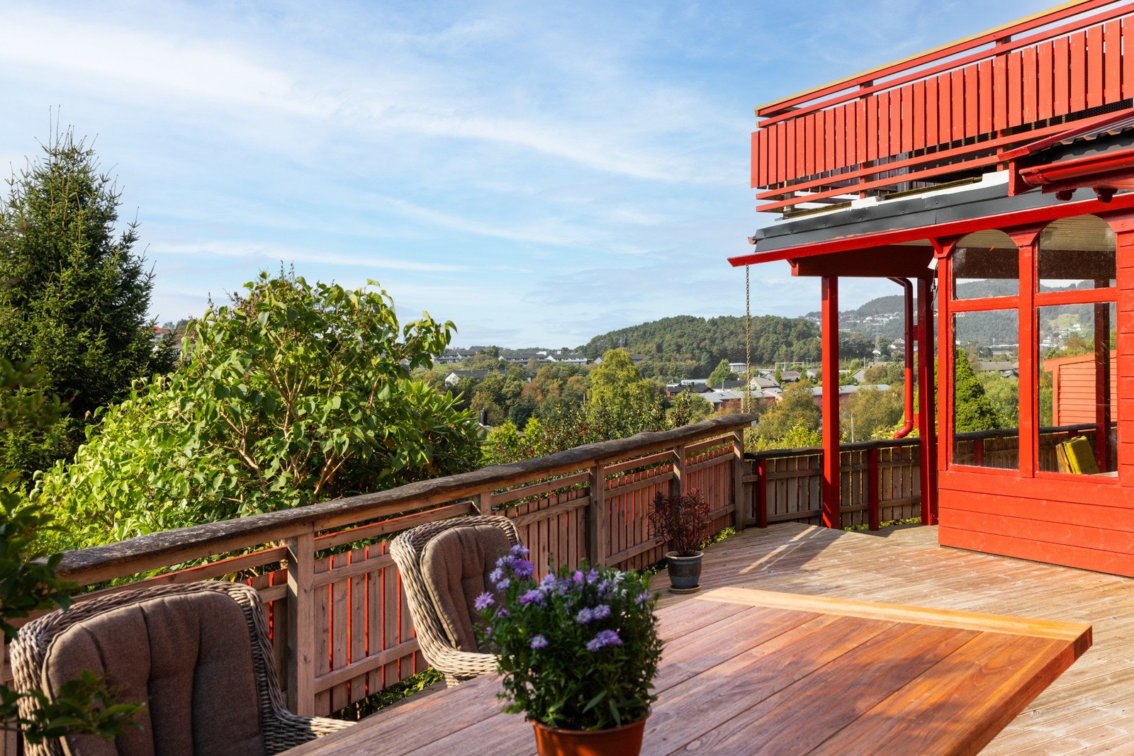 Her kan du nyte gode solforhold og flytte deg ettersom solen beveger seg gjennom dagen. Galleribilde