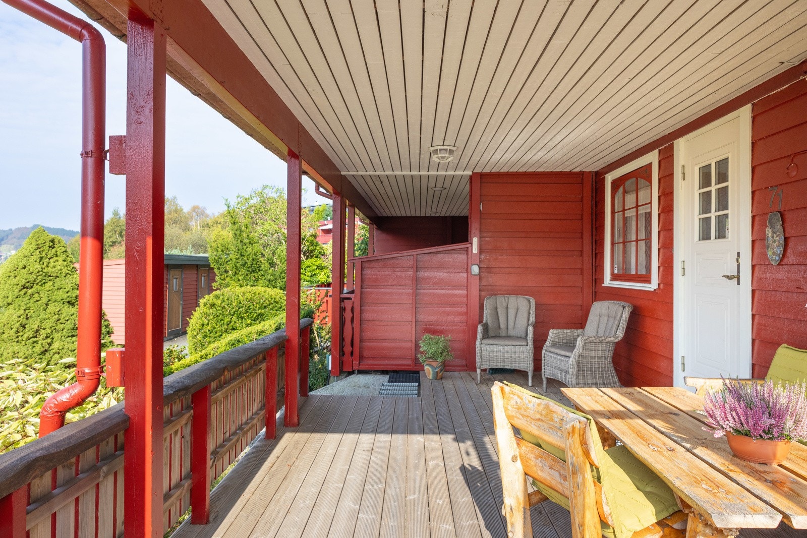 Det første som møter deg er et flott inngangsparti og en stor terrasse. Galleribilde