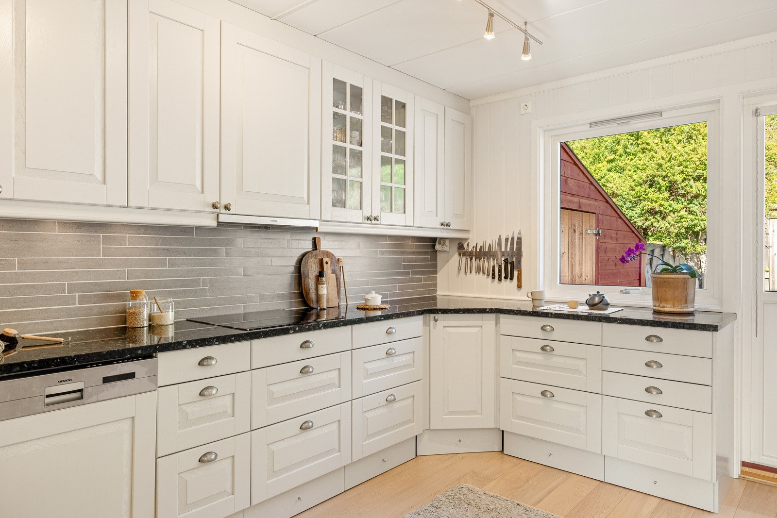 Kjøkkenet er fra 2008 og består av profilerte fronter og en benkeplate av stein med en nedfelt oppvaskkum. Galleribilde