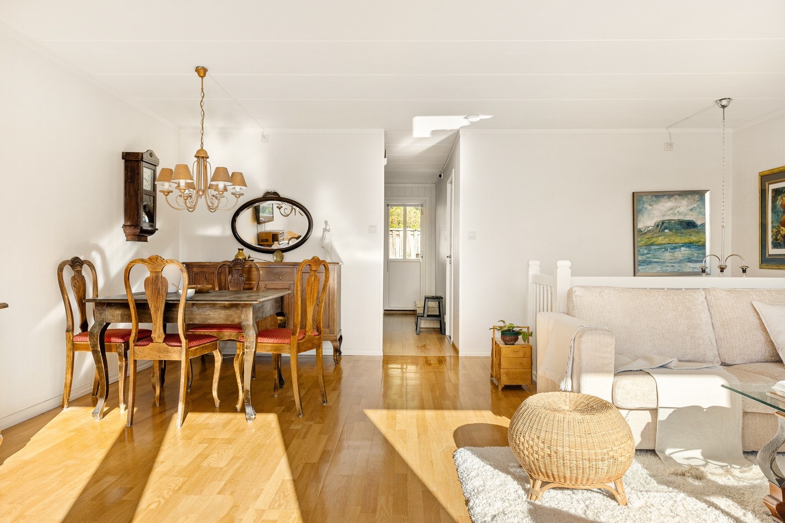 Stuen er av meget god størrelse og kan enkelt deles inn i ulike soner. Galleribilde