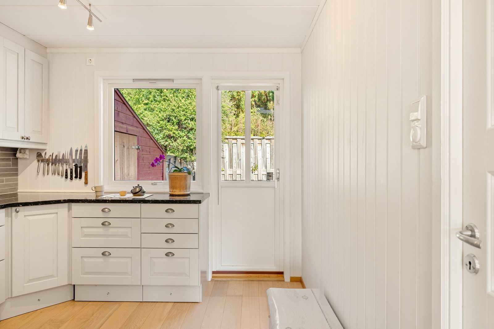 Her har du meget god skap og benkplass. Fra kjøkkenet har du utgang til den øvre delen av terrassen. Galleribilde